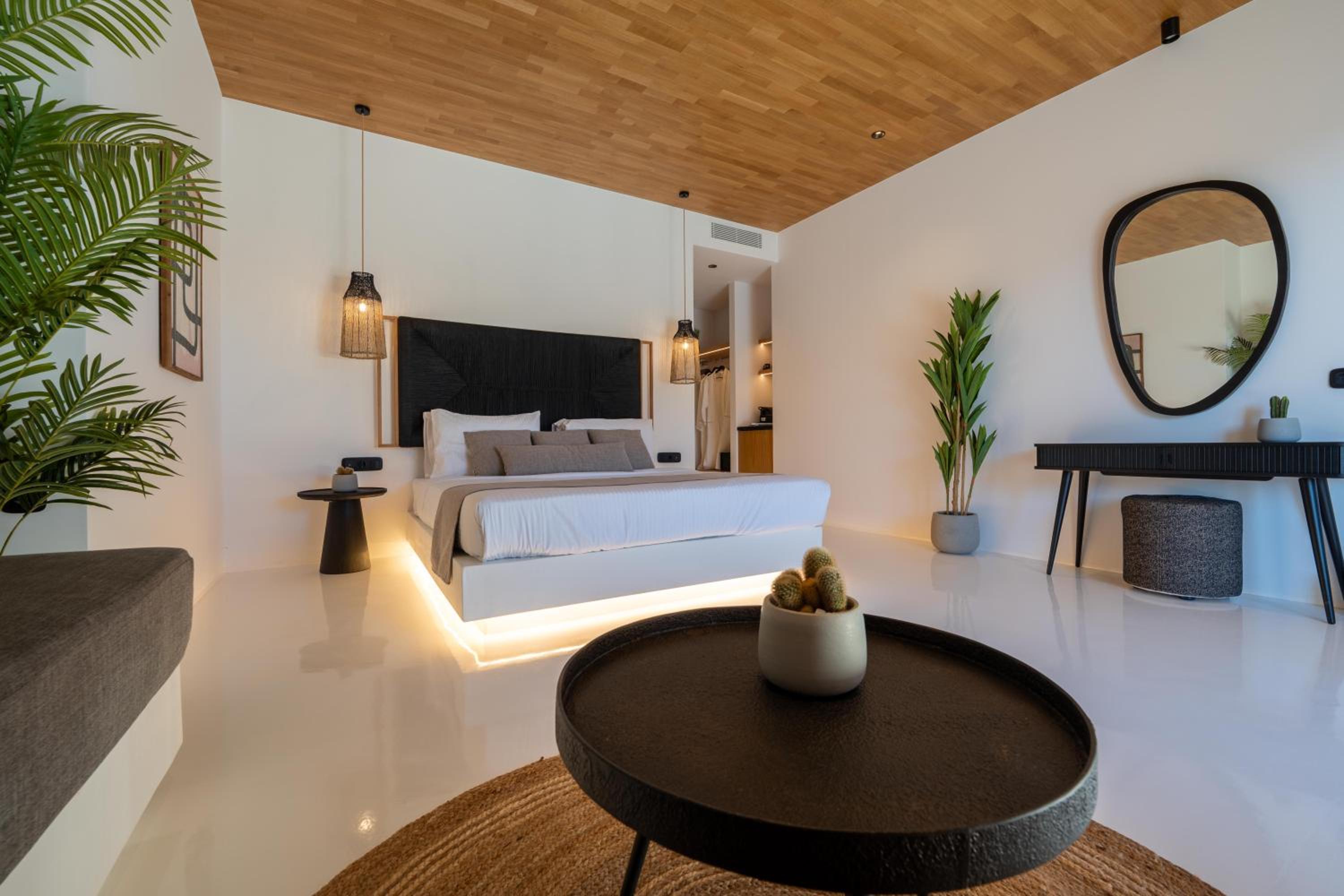 King Suite with Private Infinity Pool & Hot Tub photo 2
