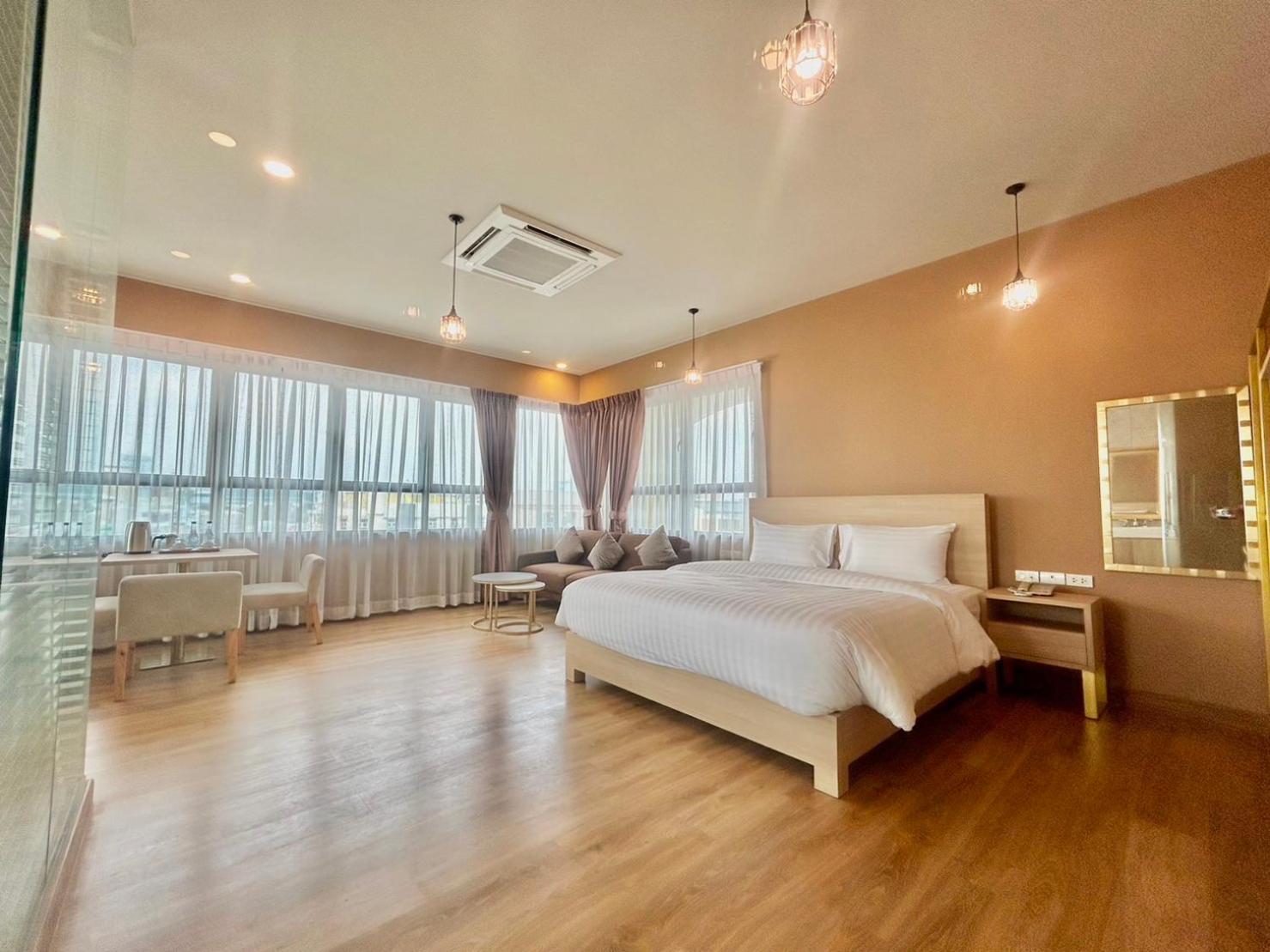 Deluxe King Room photo 2