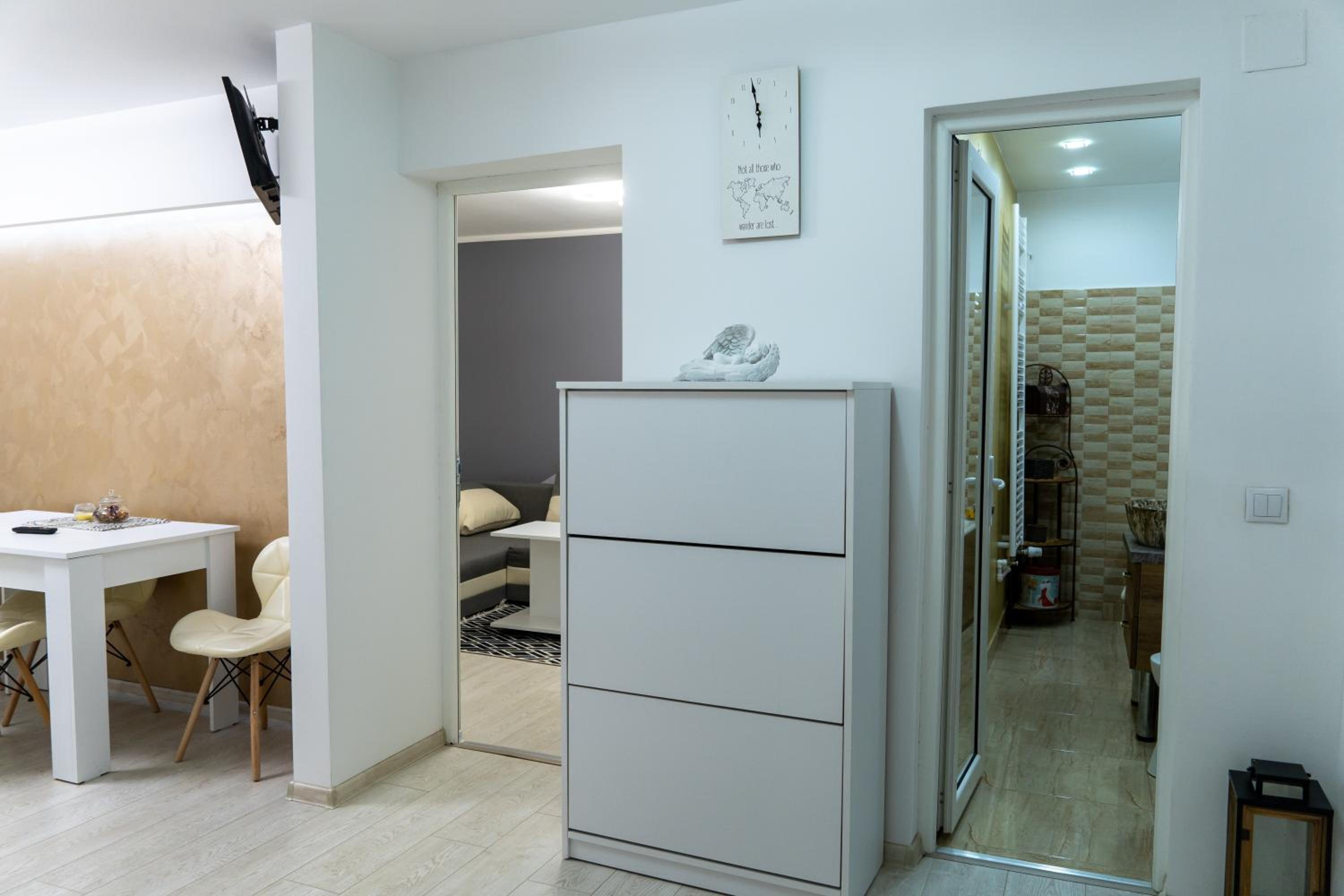 One-Bedroom Apartment - Photo 2