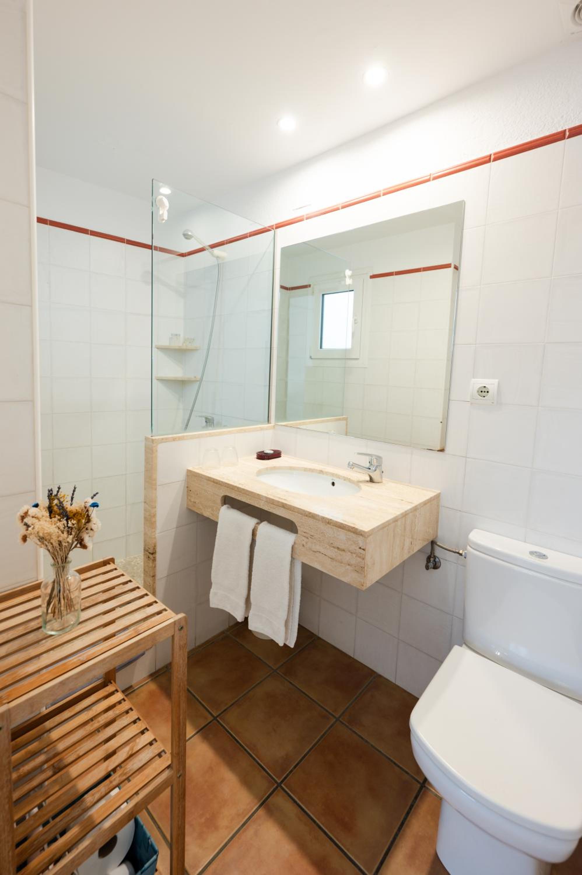 Twin Room with Private Bathroom photo 3