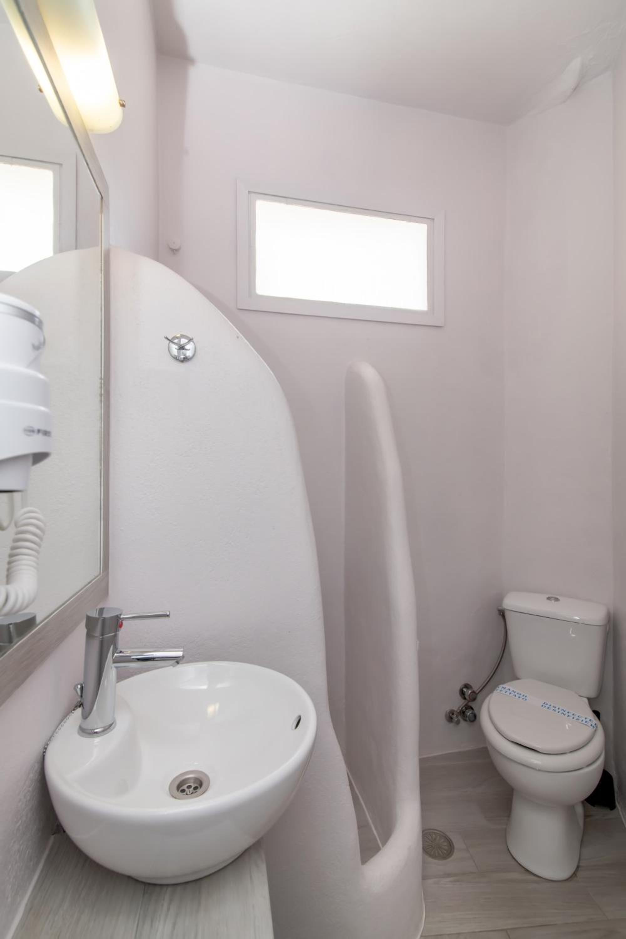 Double or Twin Room with City View - Photo 2