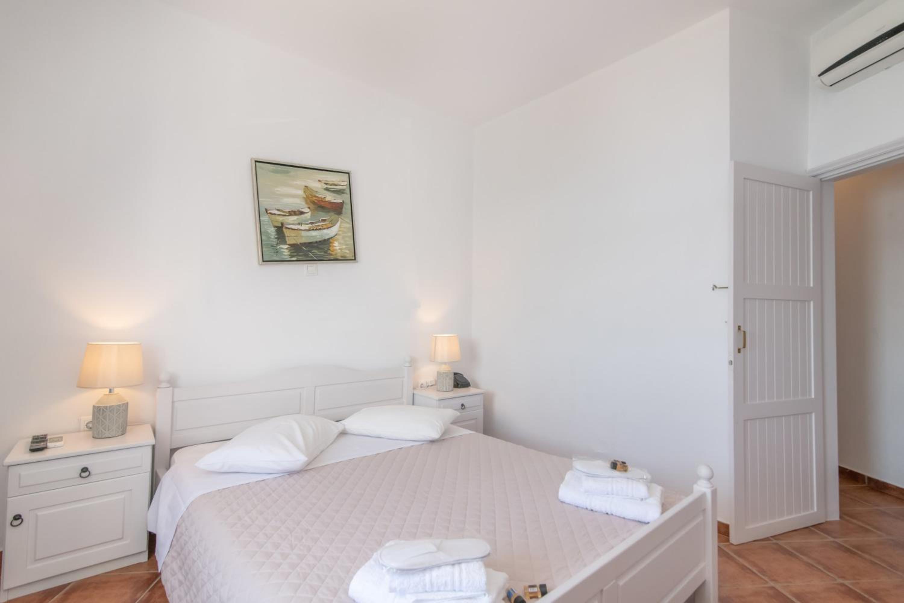 Double or Twin Room with City View - Photo 3
