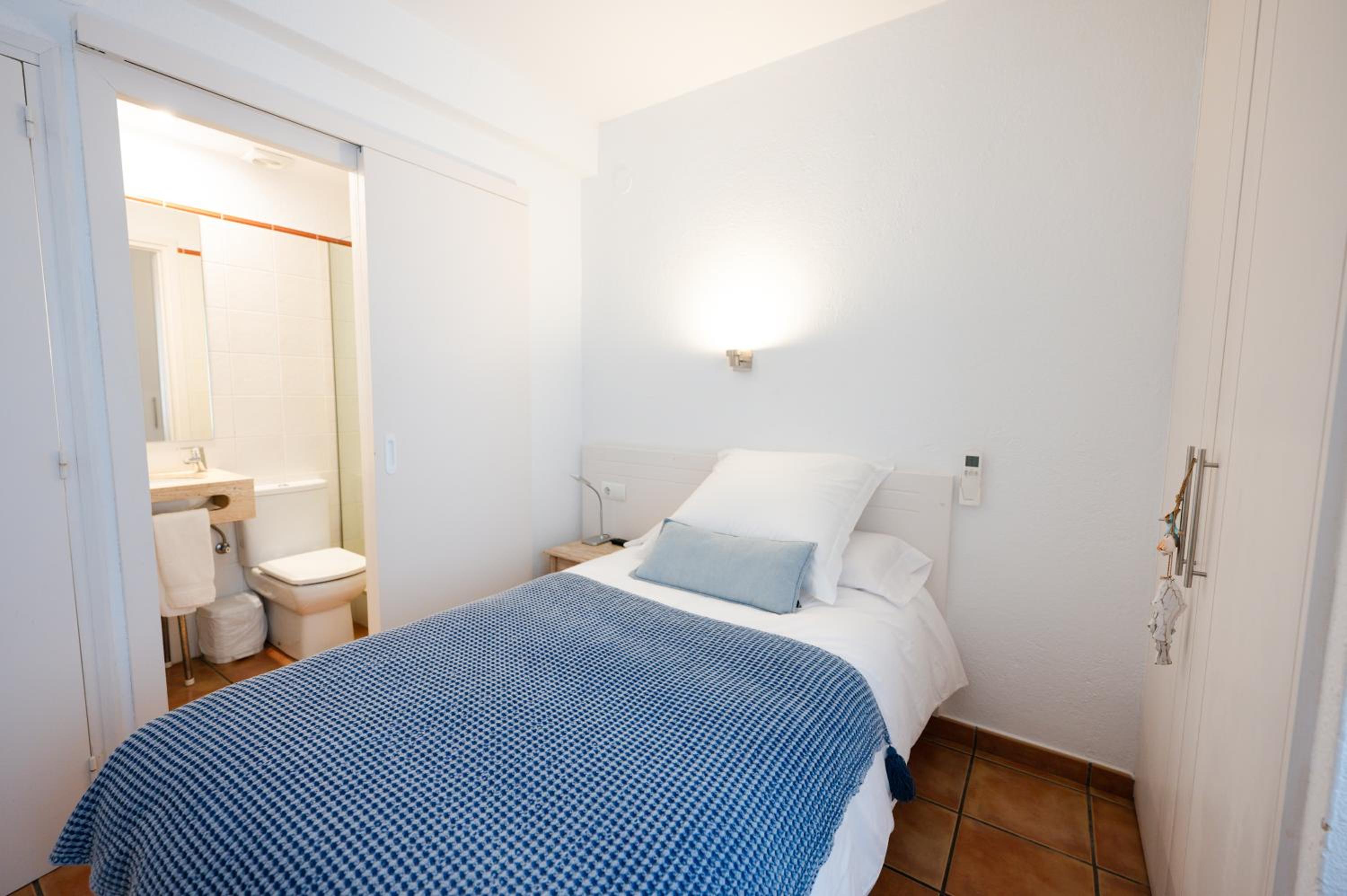 Single Room with Private Bathroom photo 2