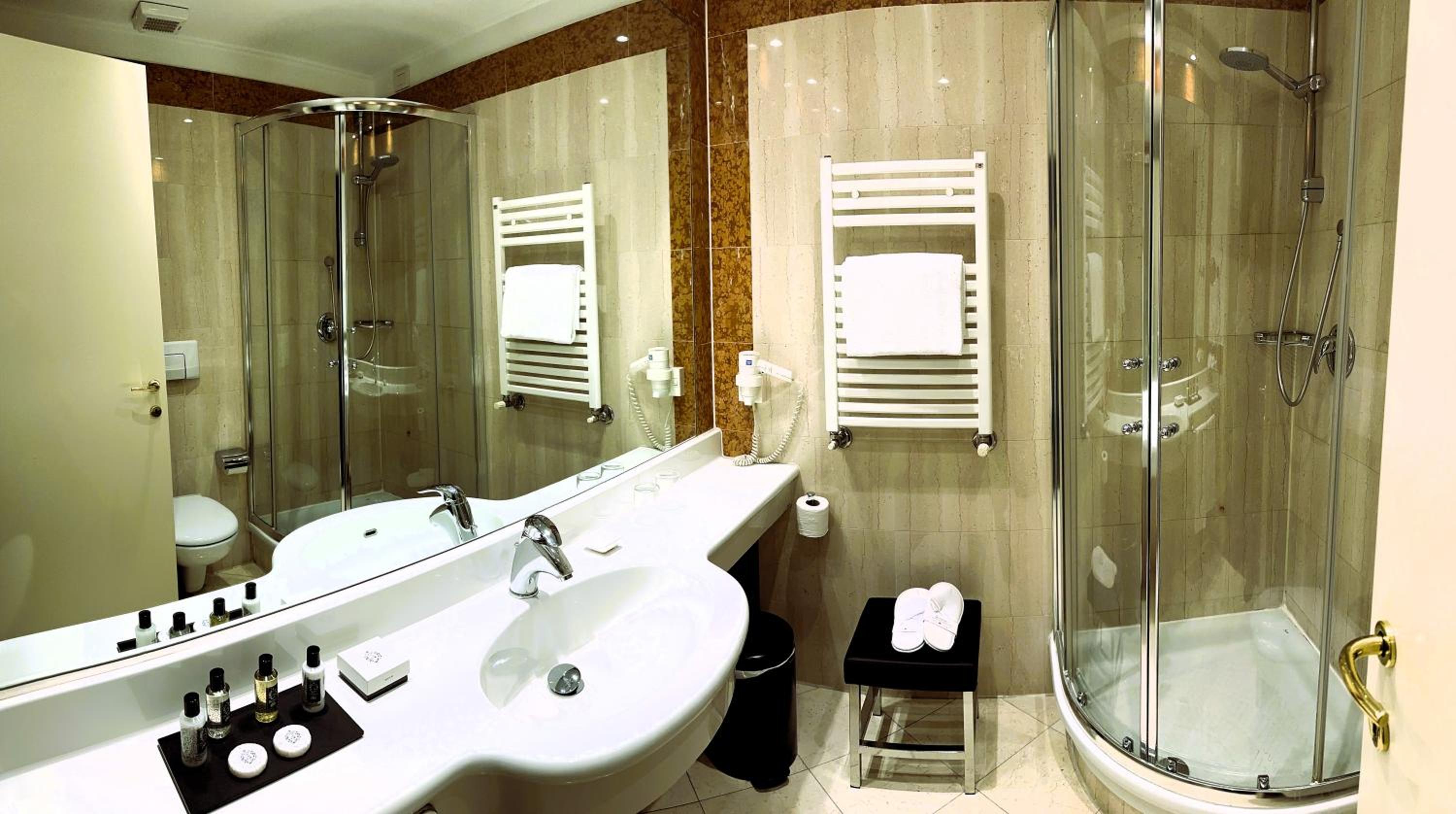Queen Suite with Sofa Bed - Photo 5