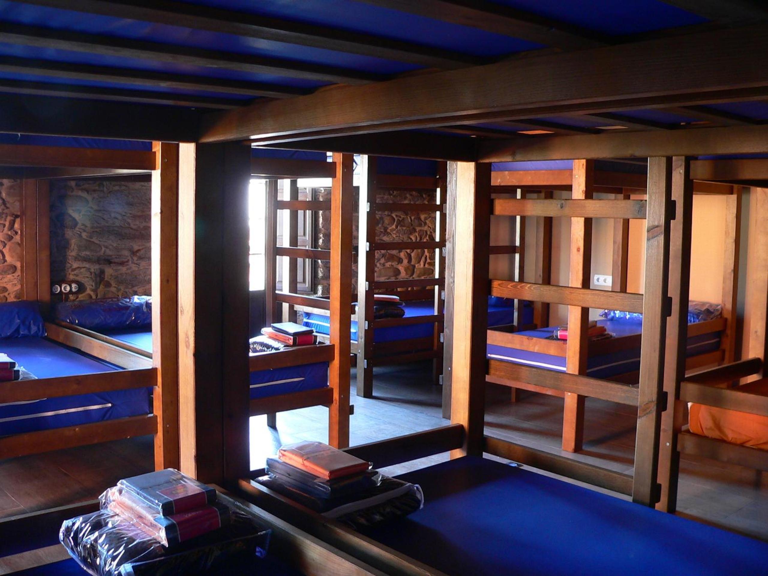 Cama literas en habitación de dormitorio mixto