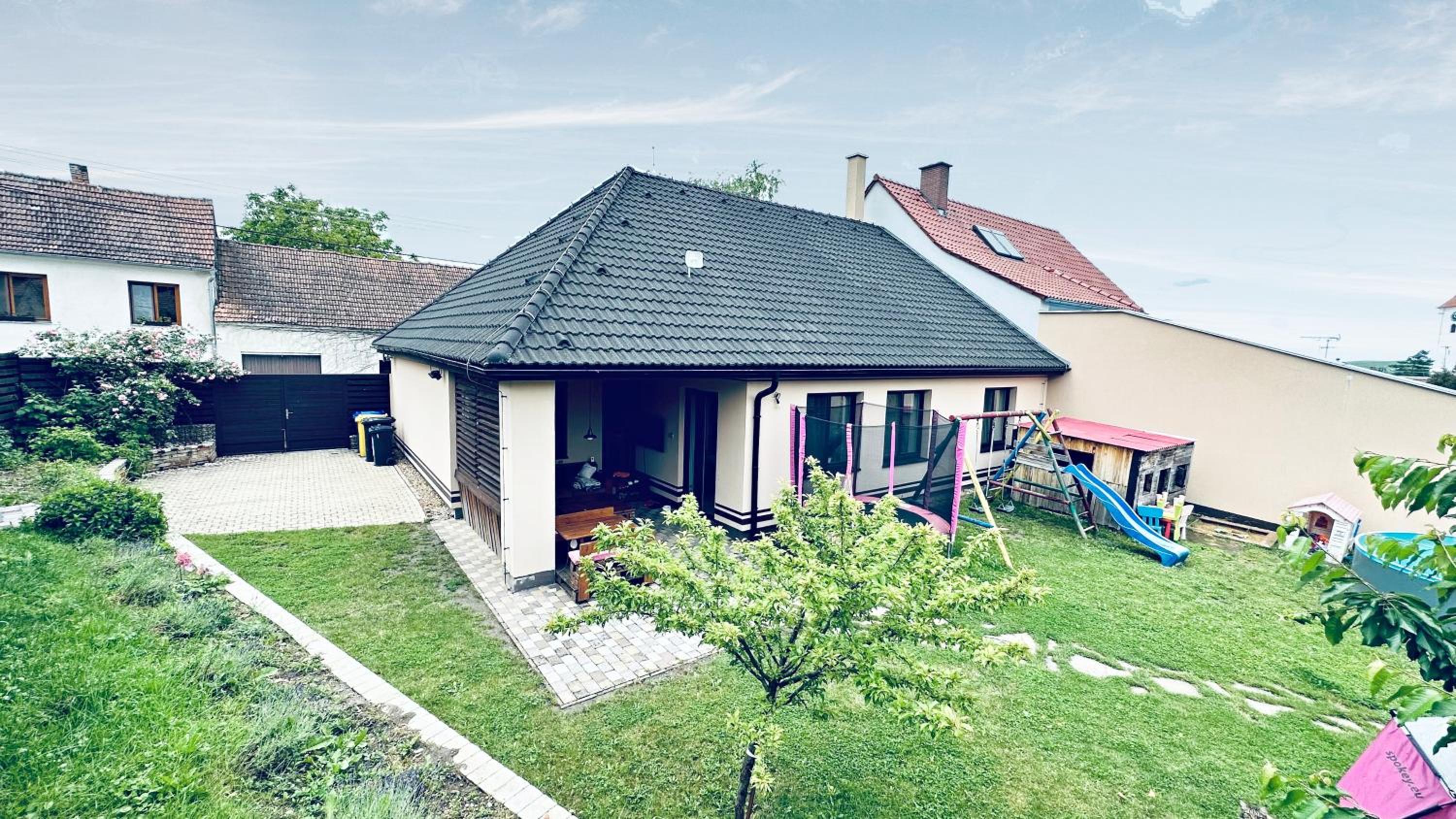 Three-Bedroom House photo 3
