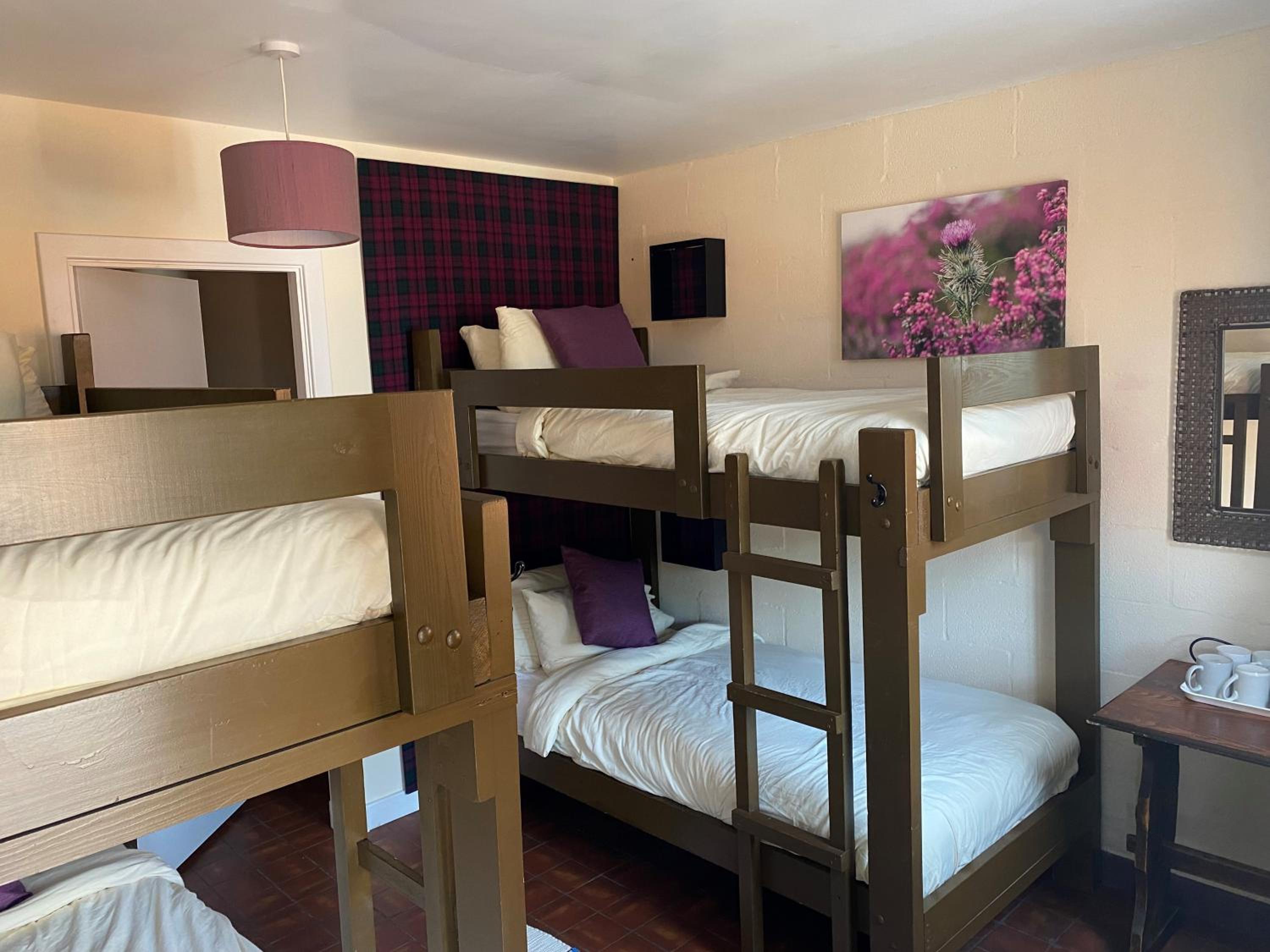 Quadruple Room with Bathroom - Photo 1