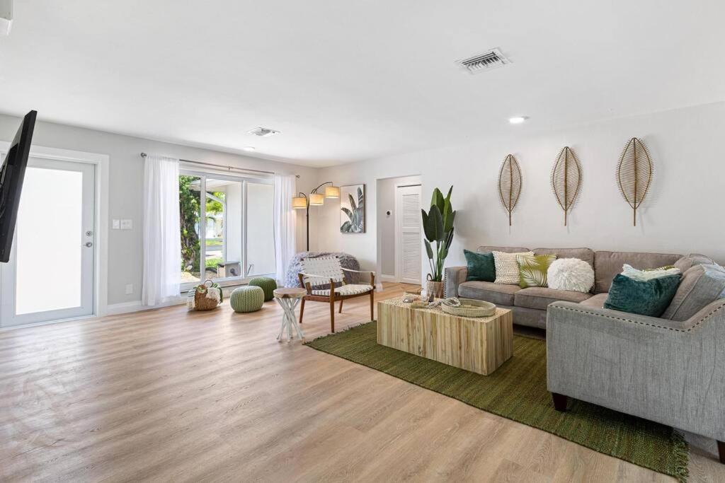 Cozy home at Lighthouse Point with Pool 1