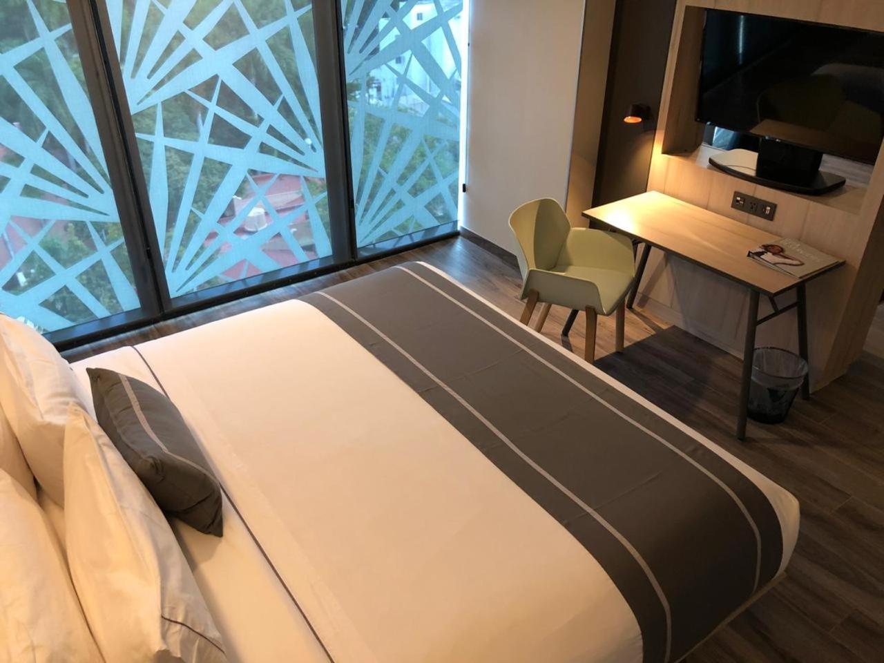 Queen Room thumbnail 5