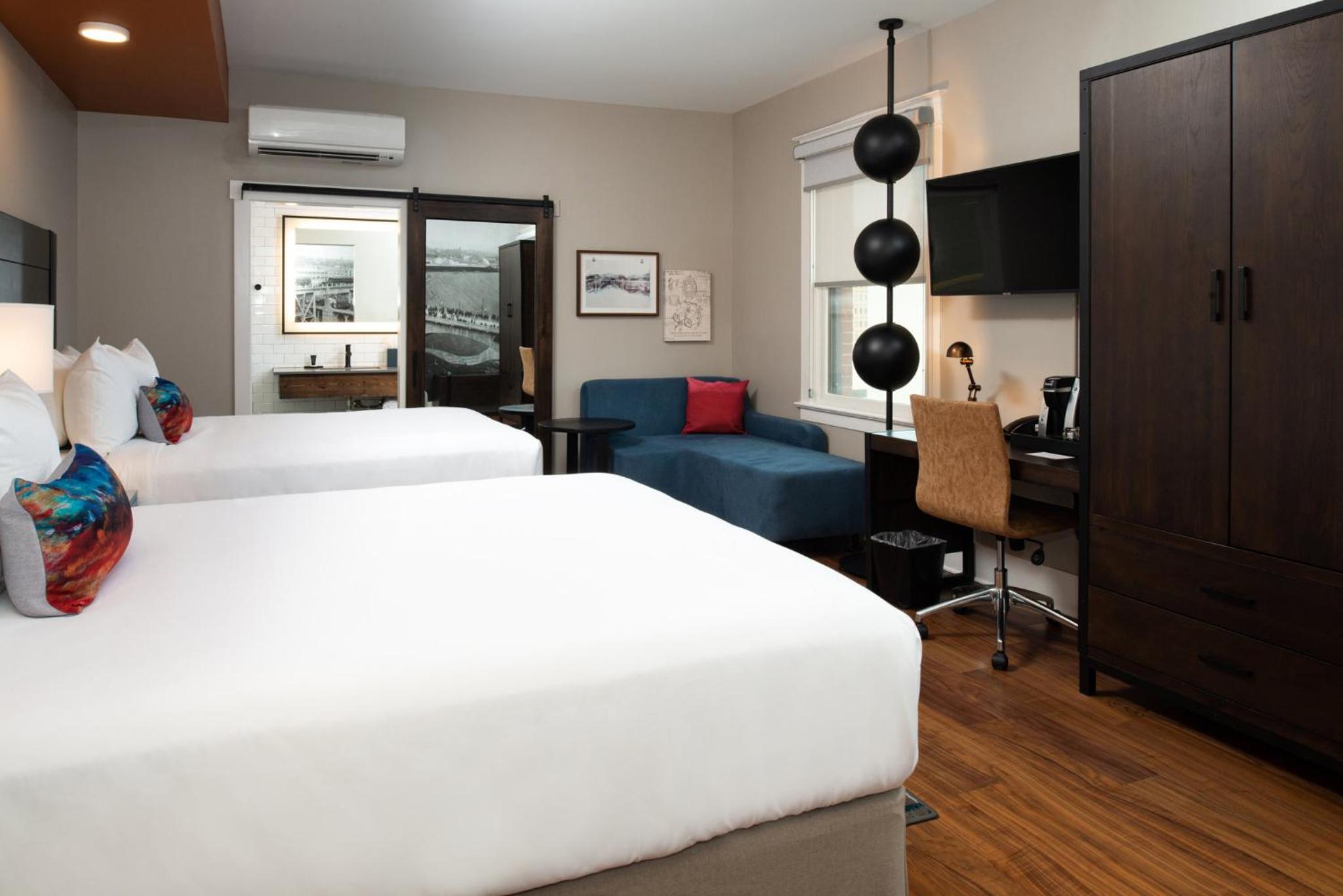 Standard Queen Room with Two Queen Beds and City View - Photo 9