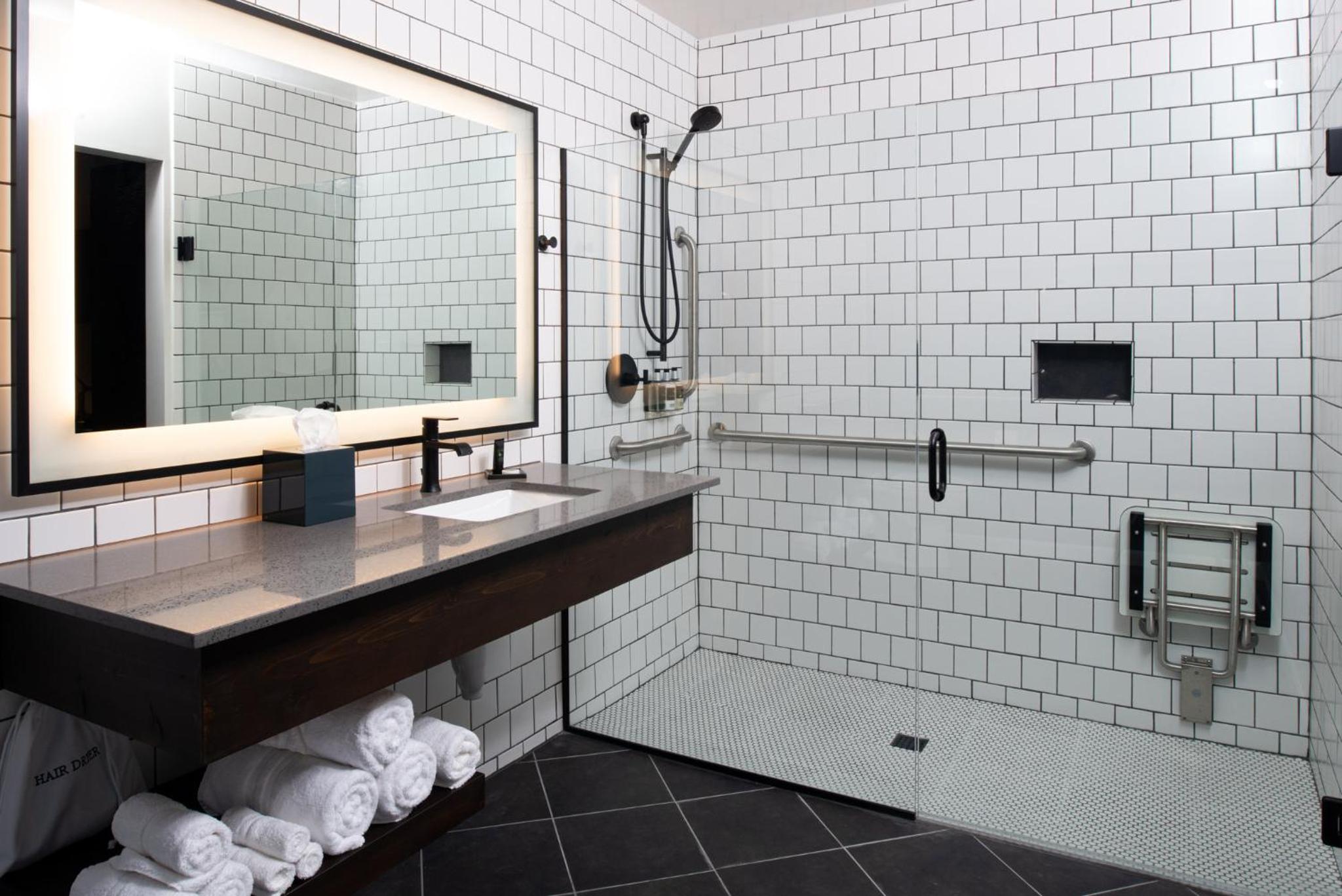 Standard King Room with Roll-In Shower - Communications Access - Photo 13