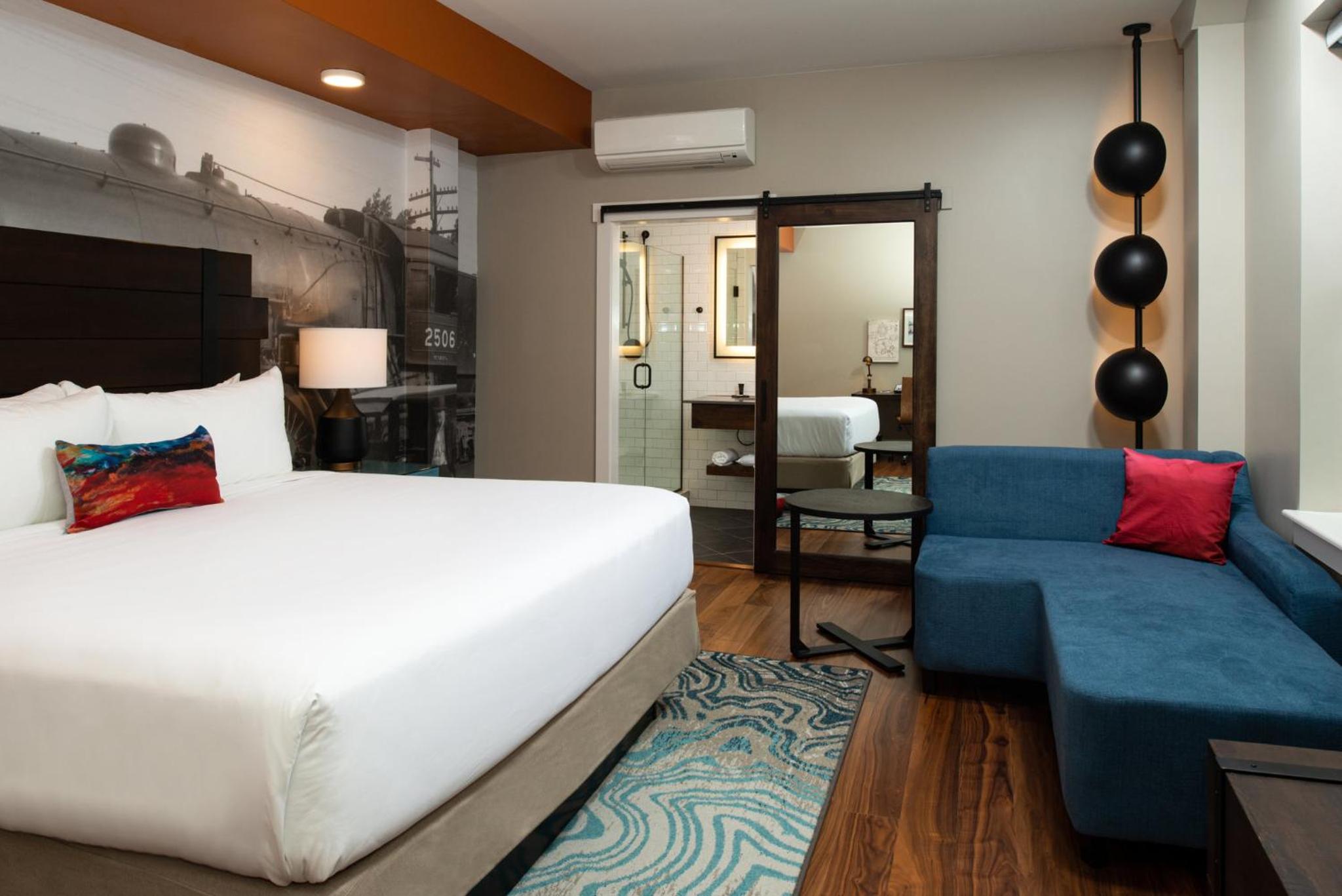 Standard King Room - Photo 16