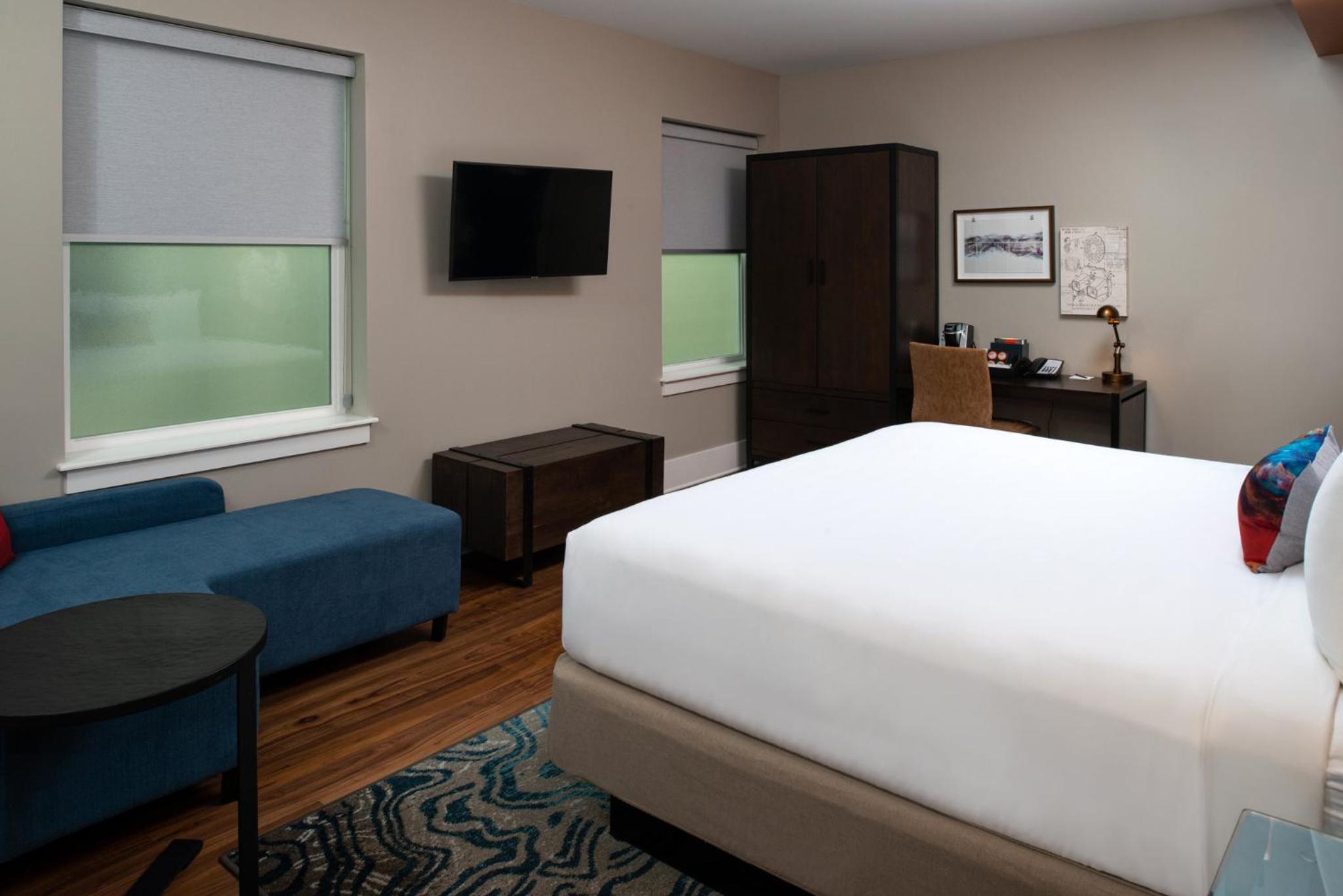 Standard King Room - Photo 17