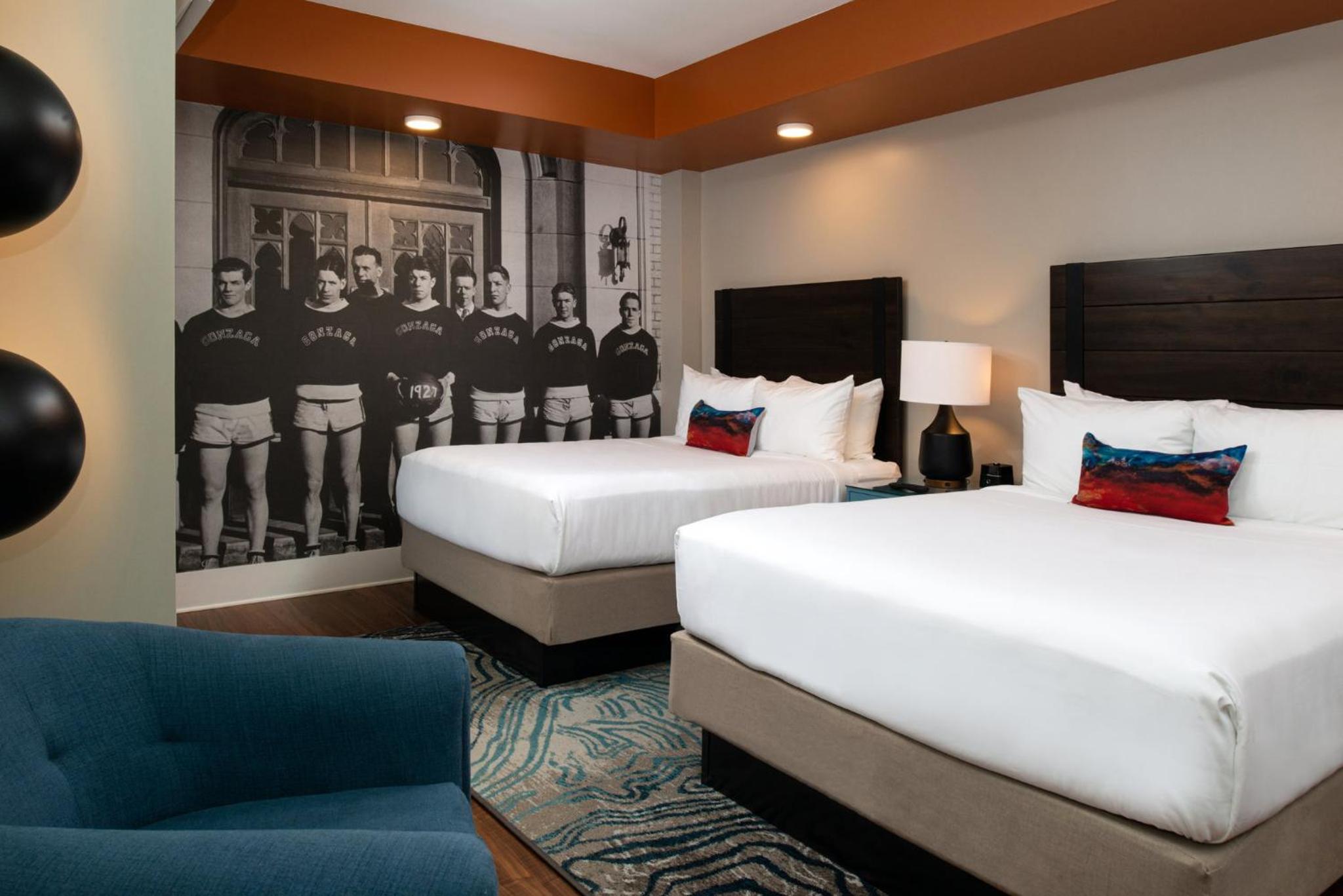 Standard Queen Room with Two Queen Beds - Photo 5