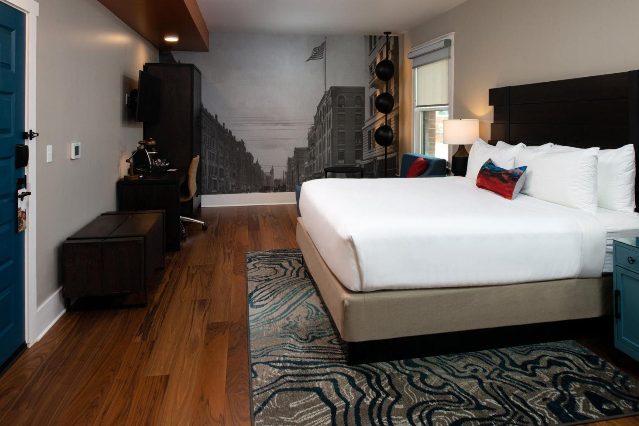 Standard King Room with City View - Photo 15
