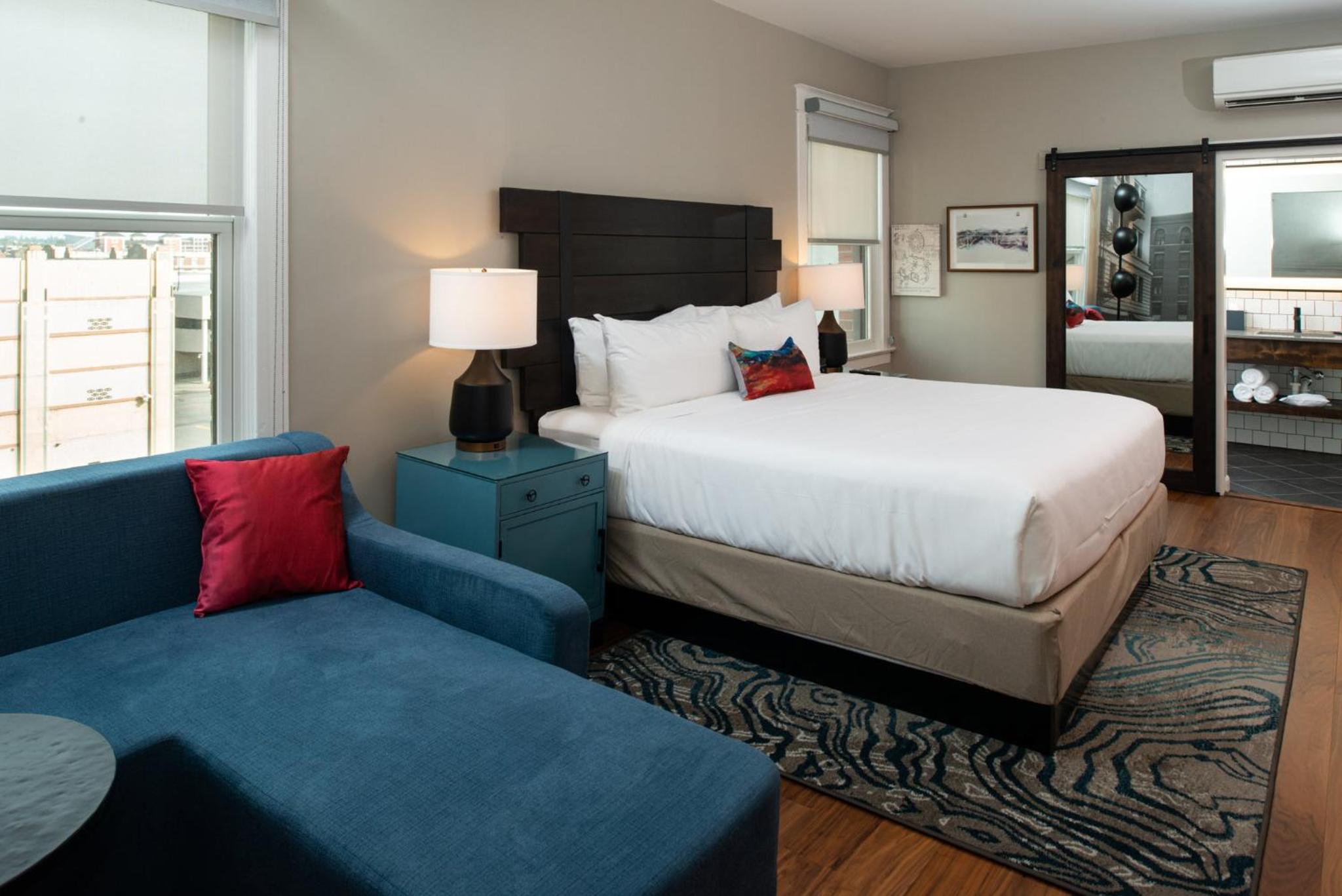 Standard King Room with City View - Photo 20