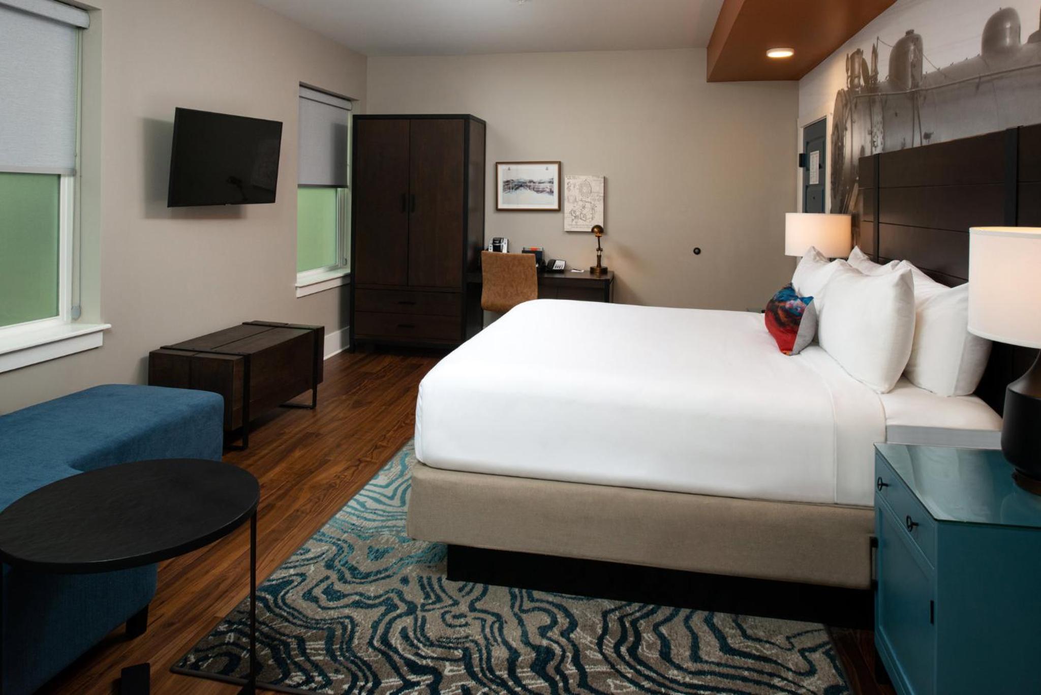 Standard King Room - Photo 15