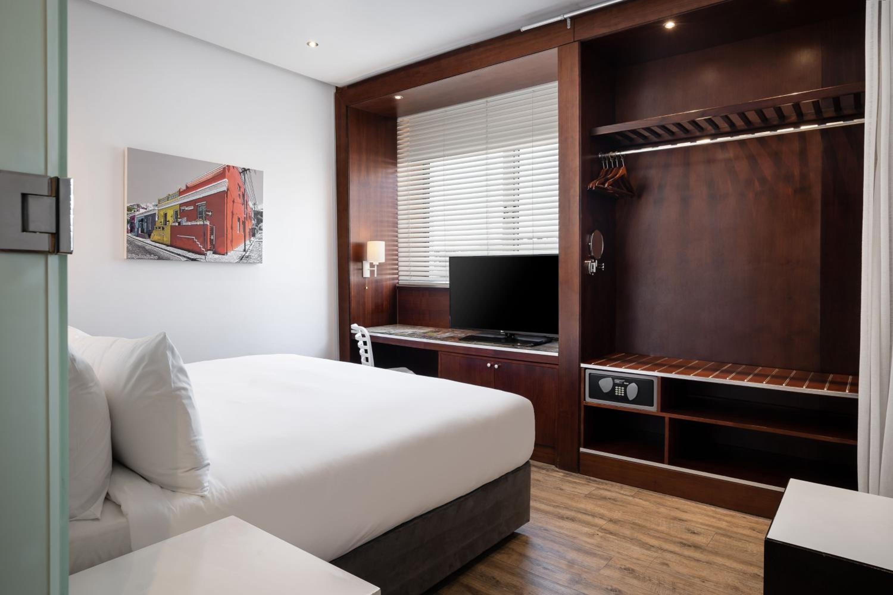 Larger Guest Room with Mountain View - Photo 2