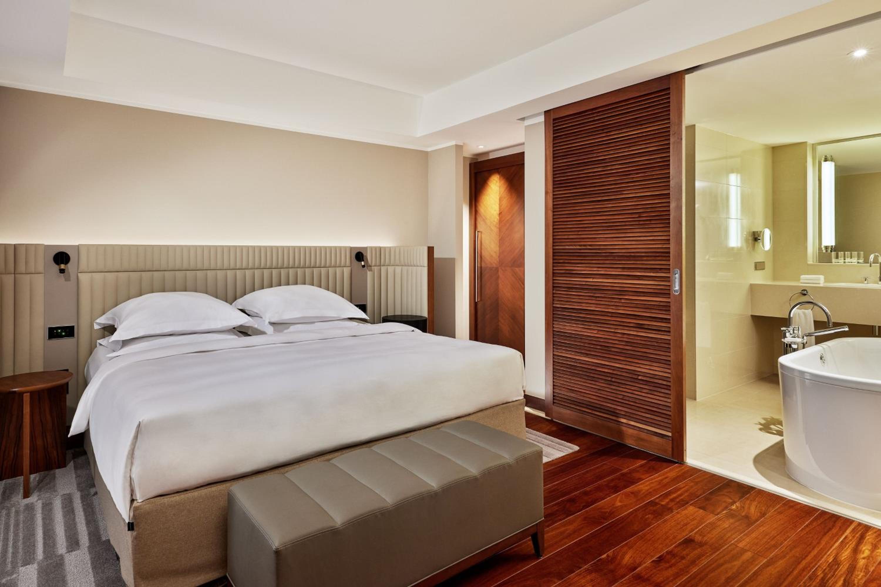 Grand Deluxe King Suite - Photo 6