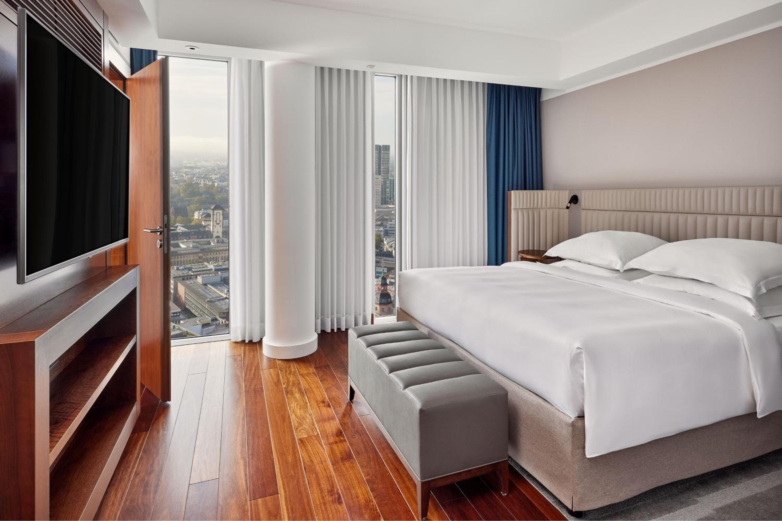 Grand Deluxe King Suite - Photo 8