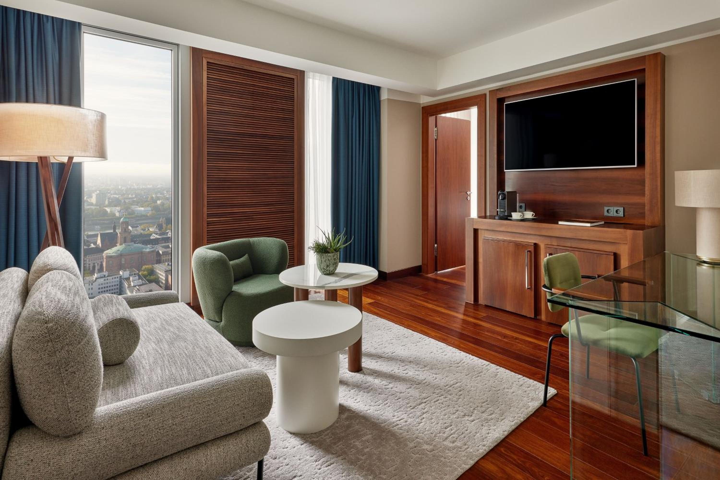 Grand Deluxe King Suite - Photo 5