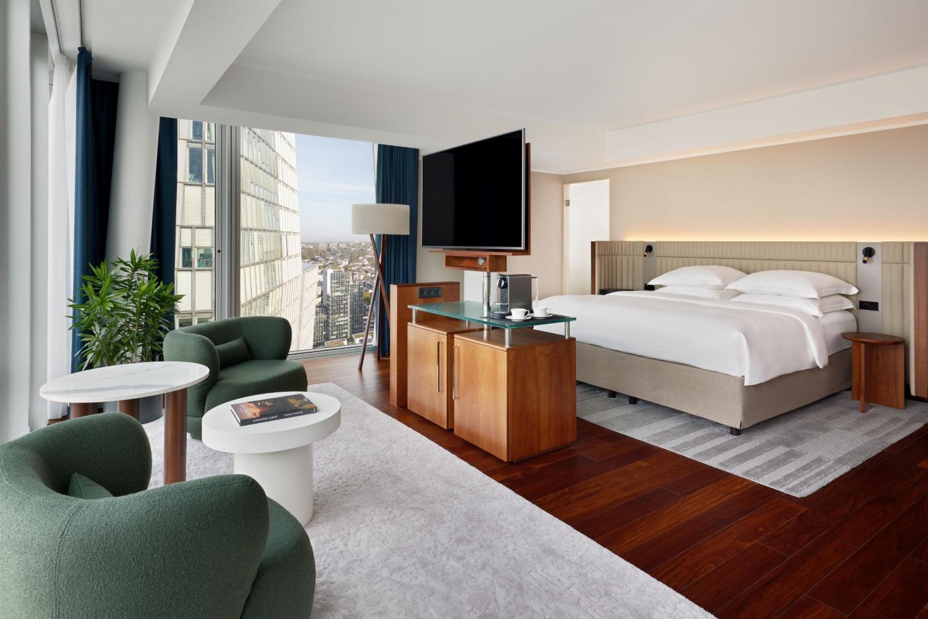 Skyline Junior King Suite - Photo 8