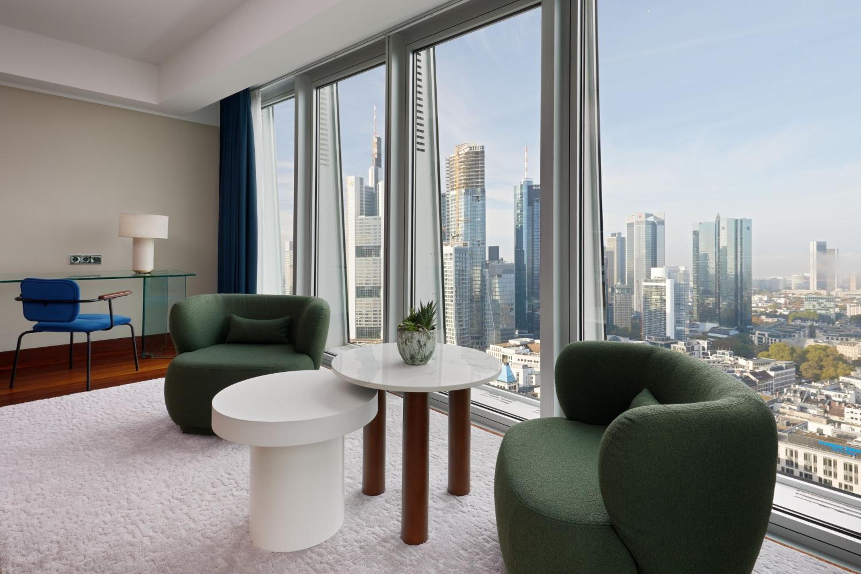 Skyline Junior King Suite - Photo 4