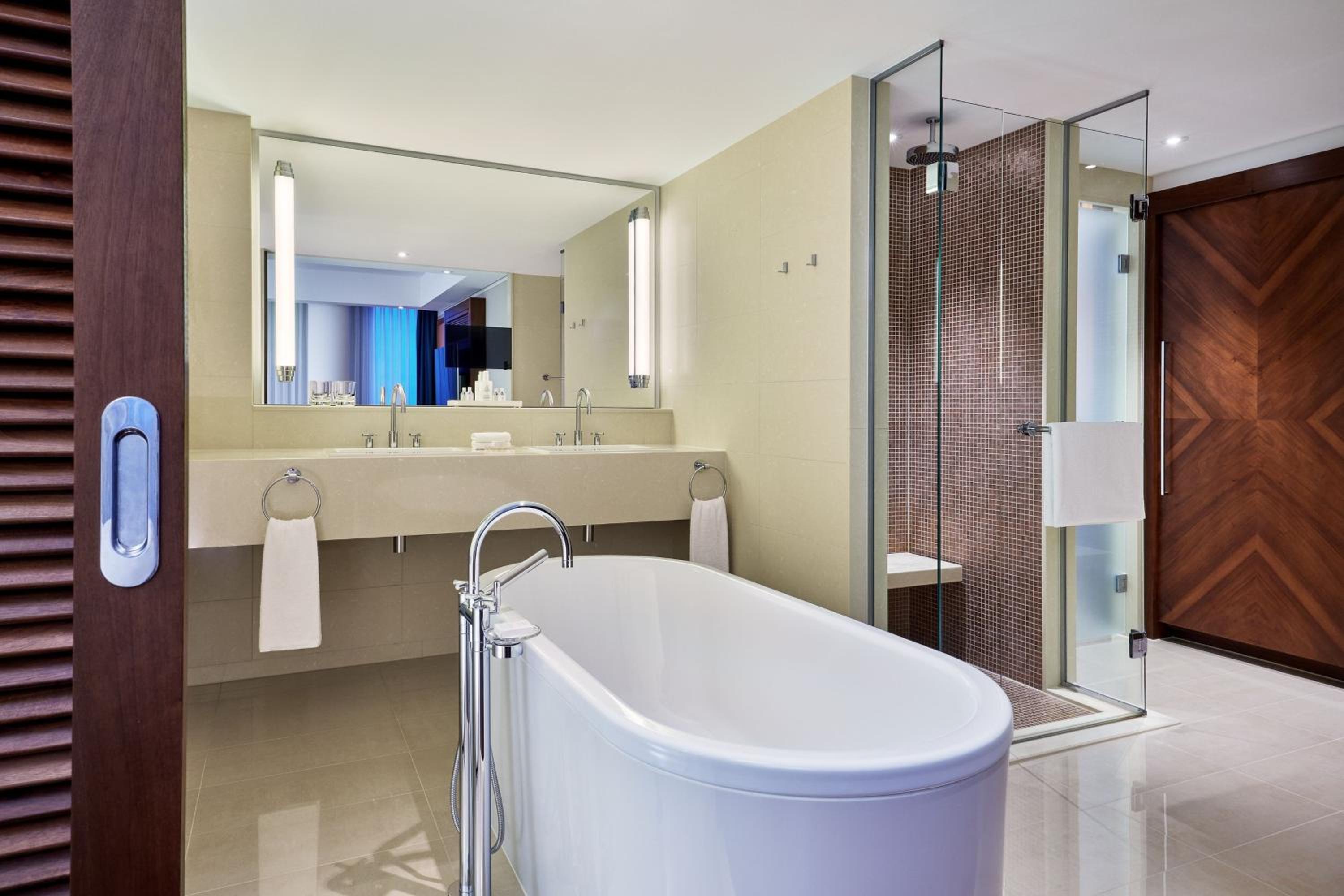 Grand Deluxe King Suite - Photo 9