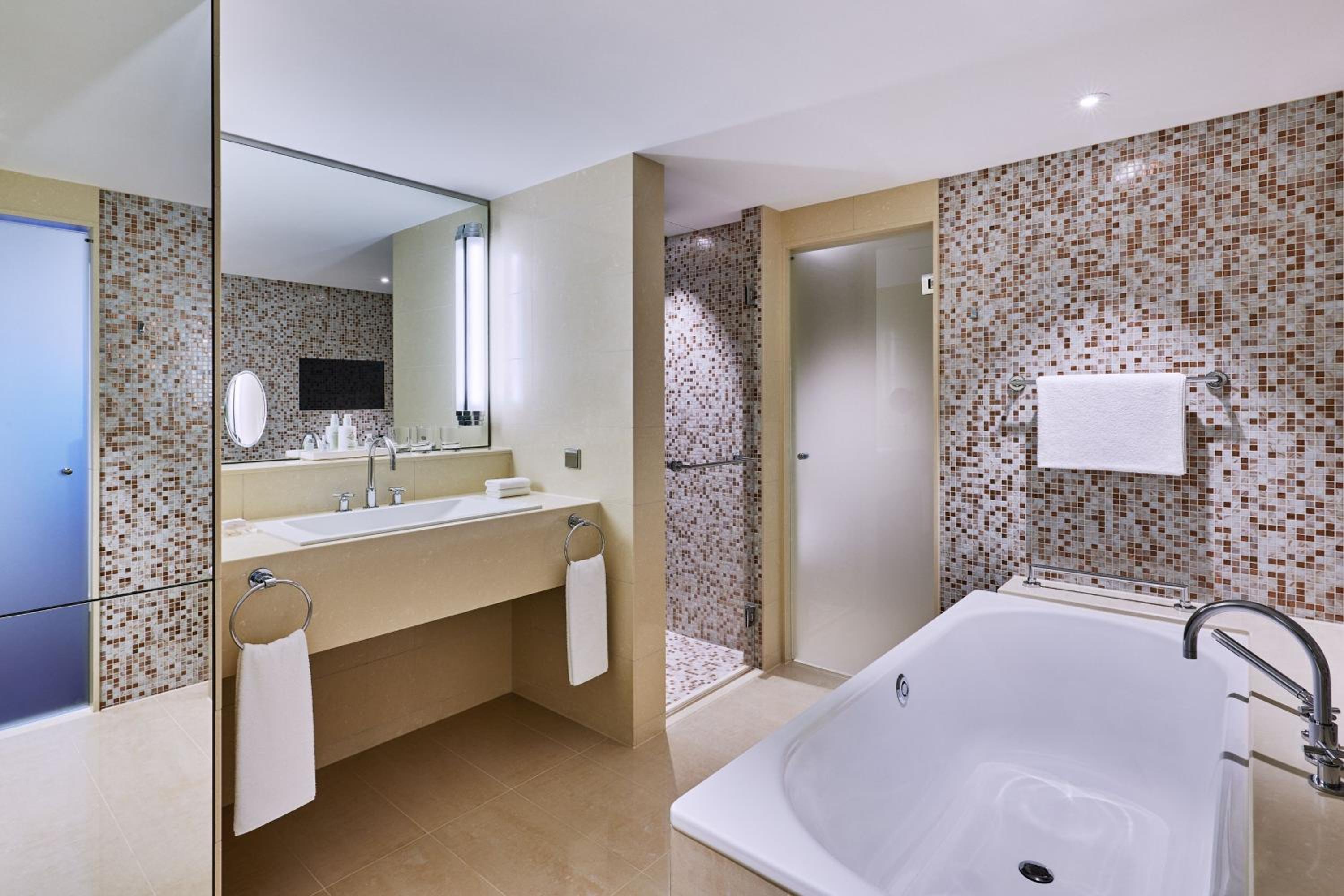 Skyline Junior King Suite - Photo 7