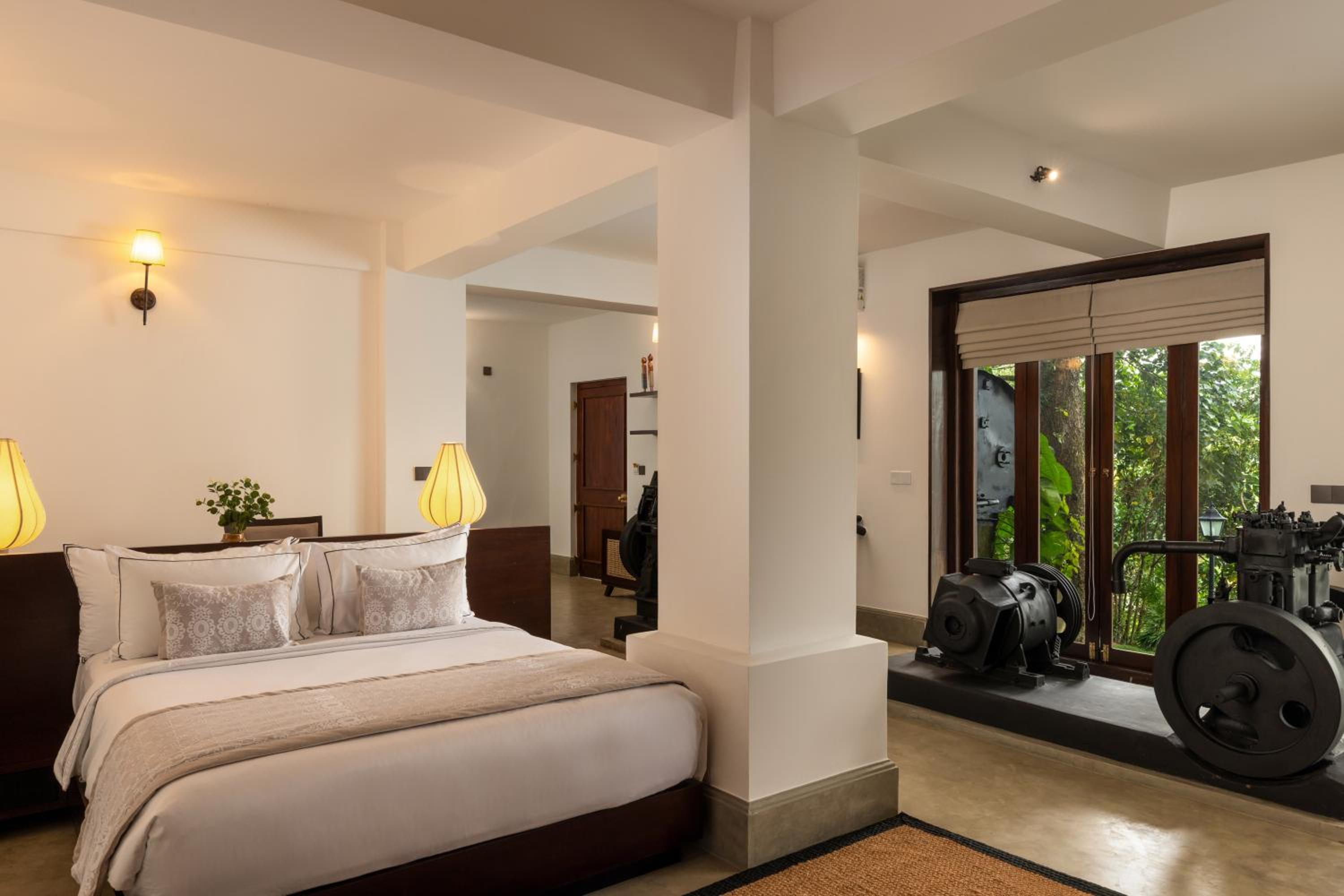 Vintage Room with Garden View