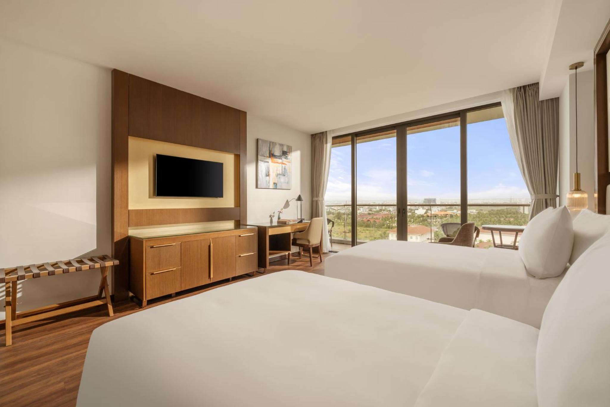 Deluxe Twin Room with Balcony and Bathtub - Photo 2