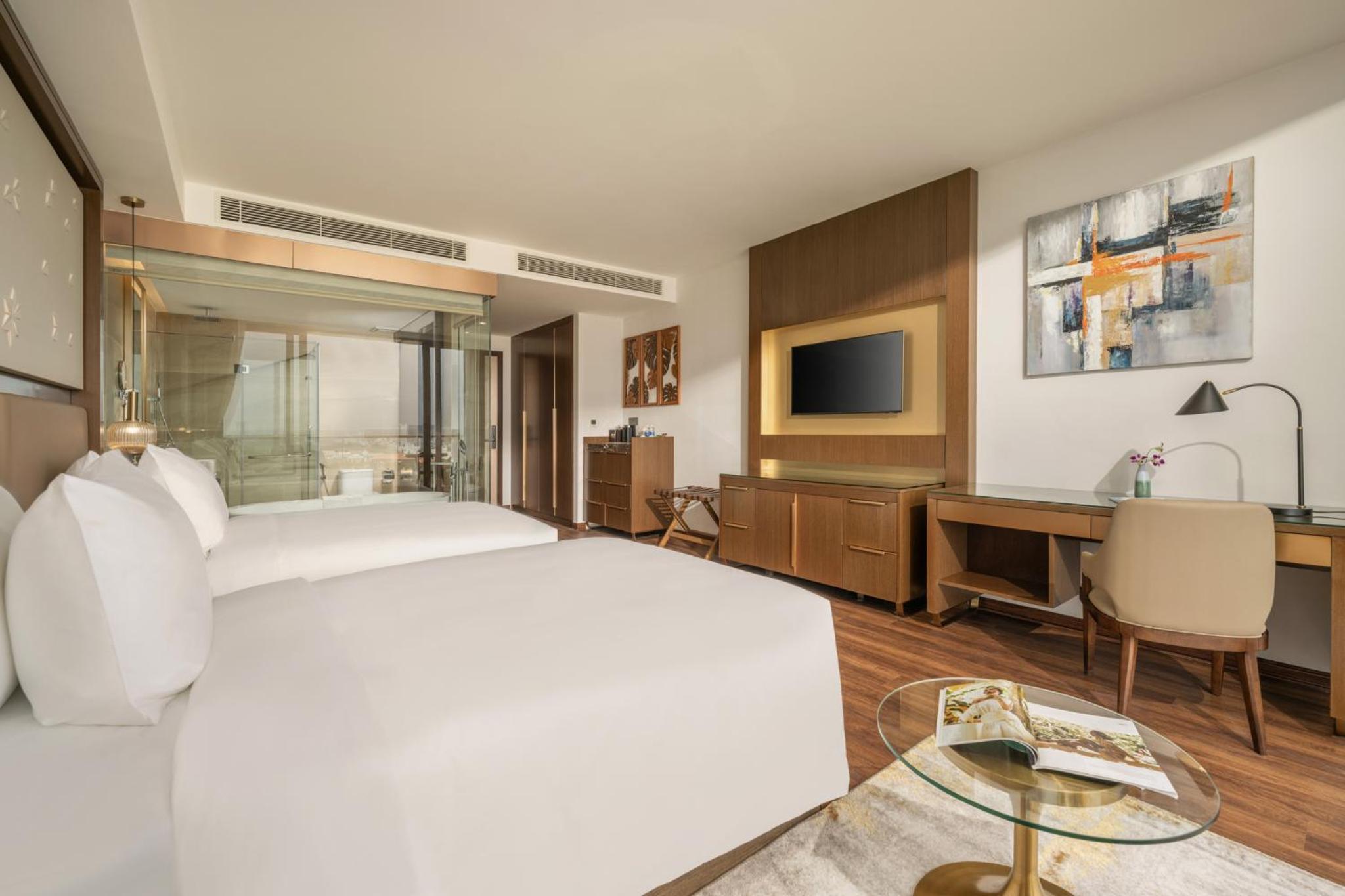 Deluxe Twin Room with Balcony and Bathtub - Photo 4