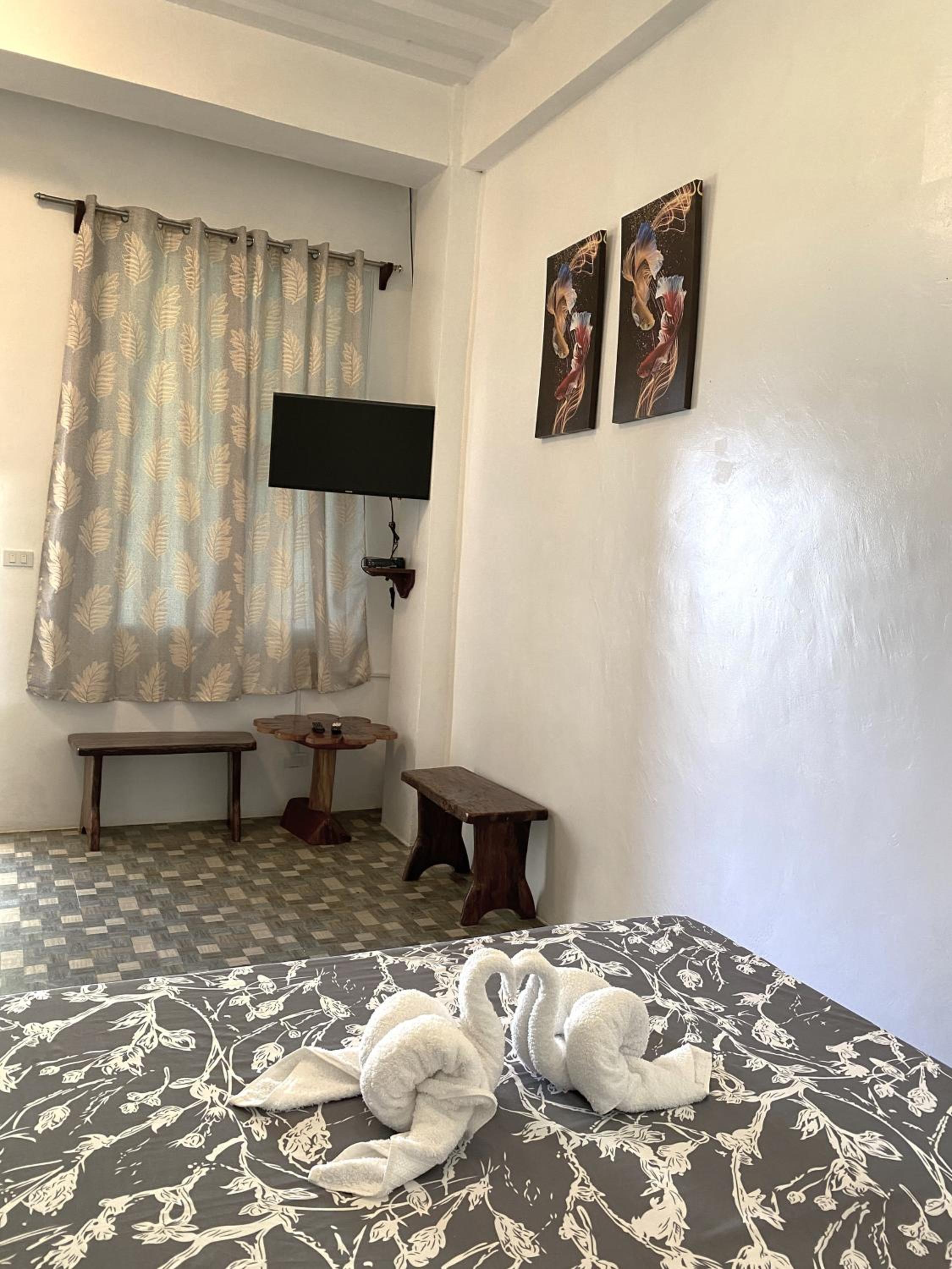 Deluxe Double Room with Balcony - Photo 11