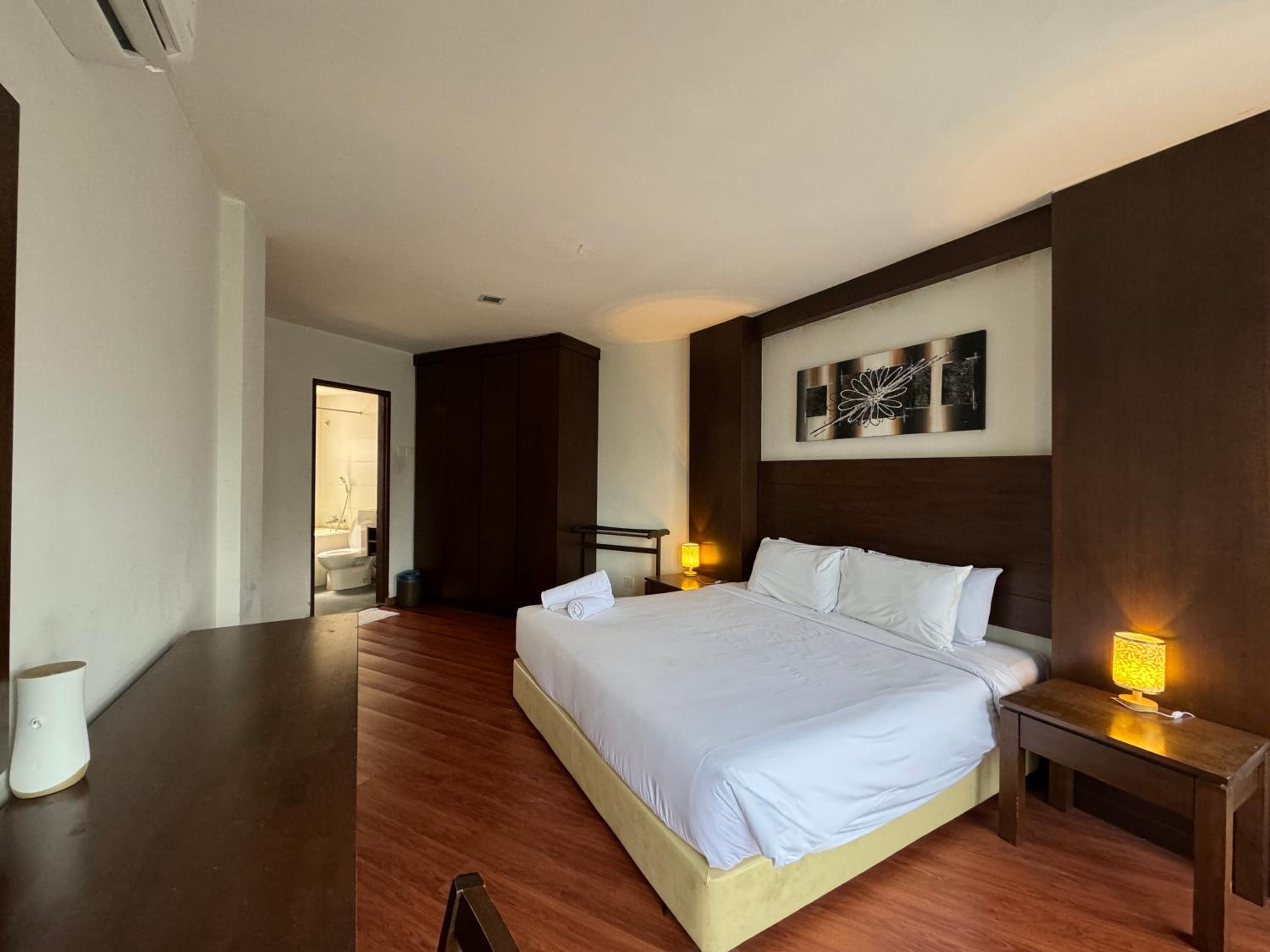Studio Apartment with King Bed photo 2