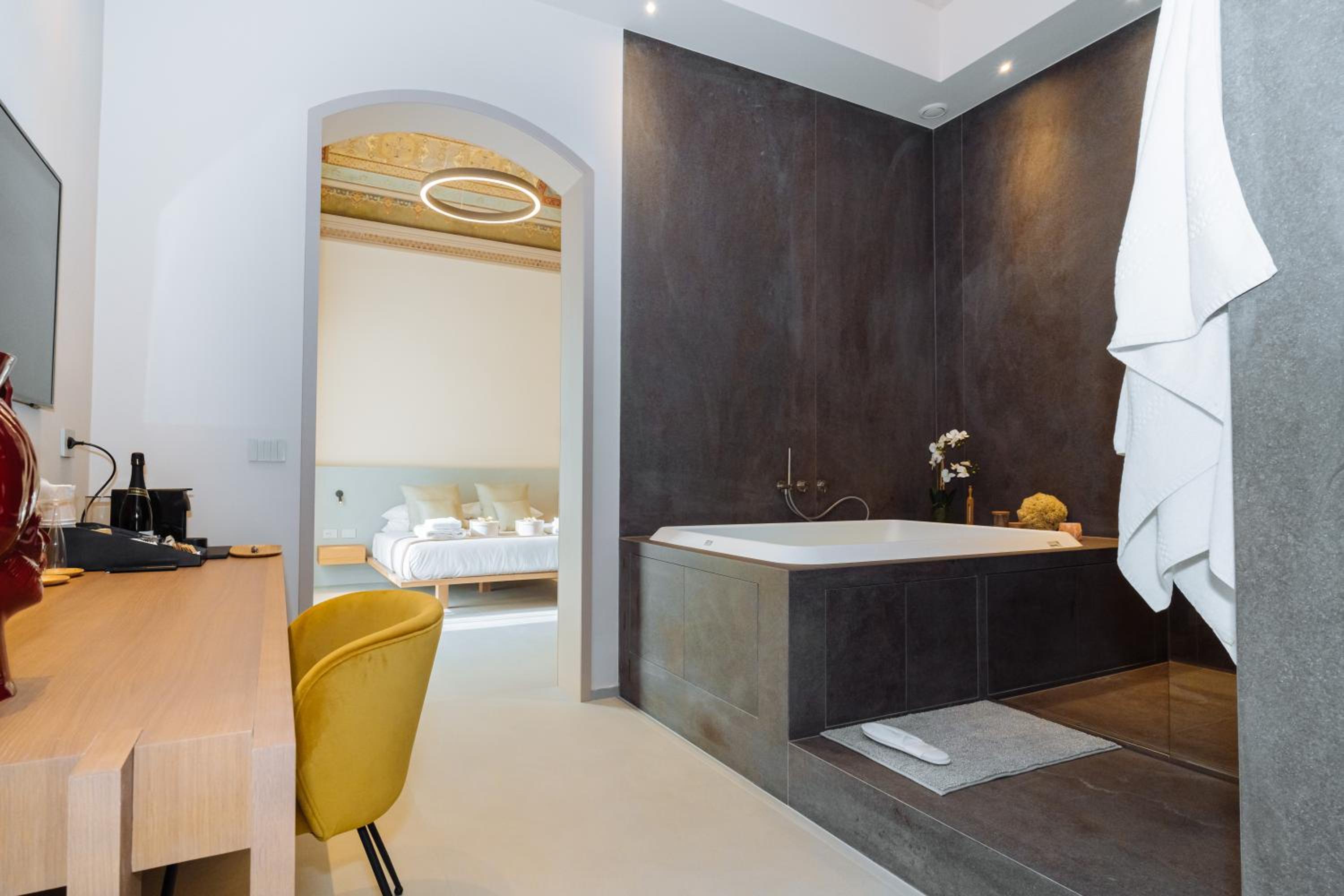 Suite with Hot Tub - Photo 8