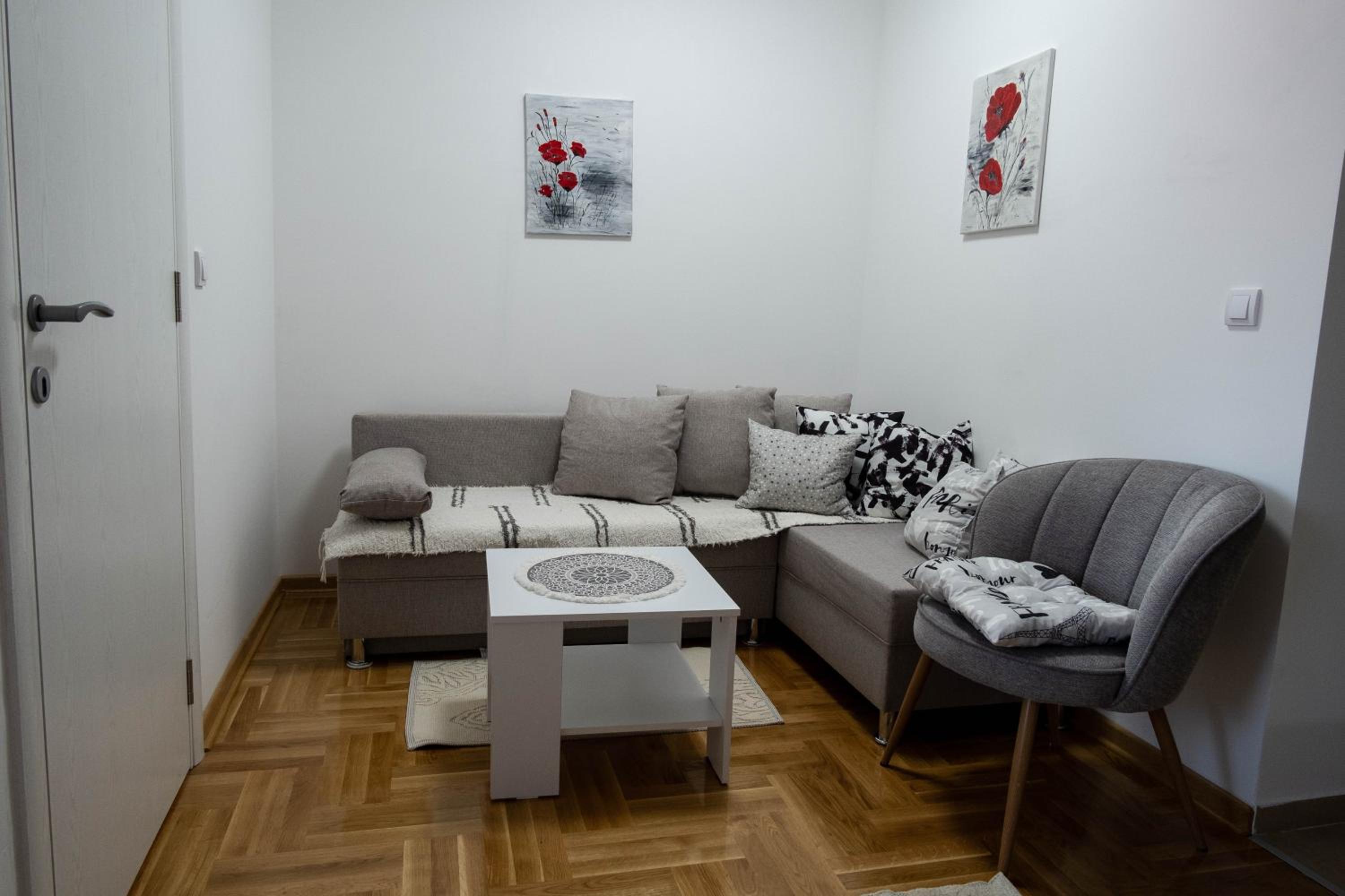 One-Bedroom Apartment photo 1
