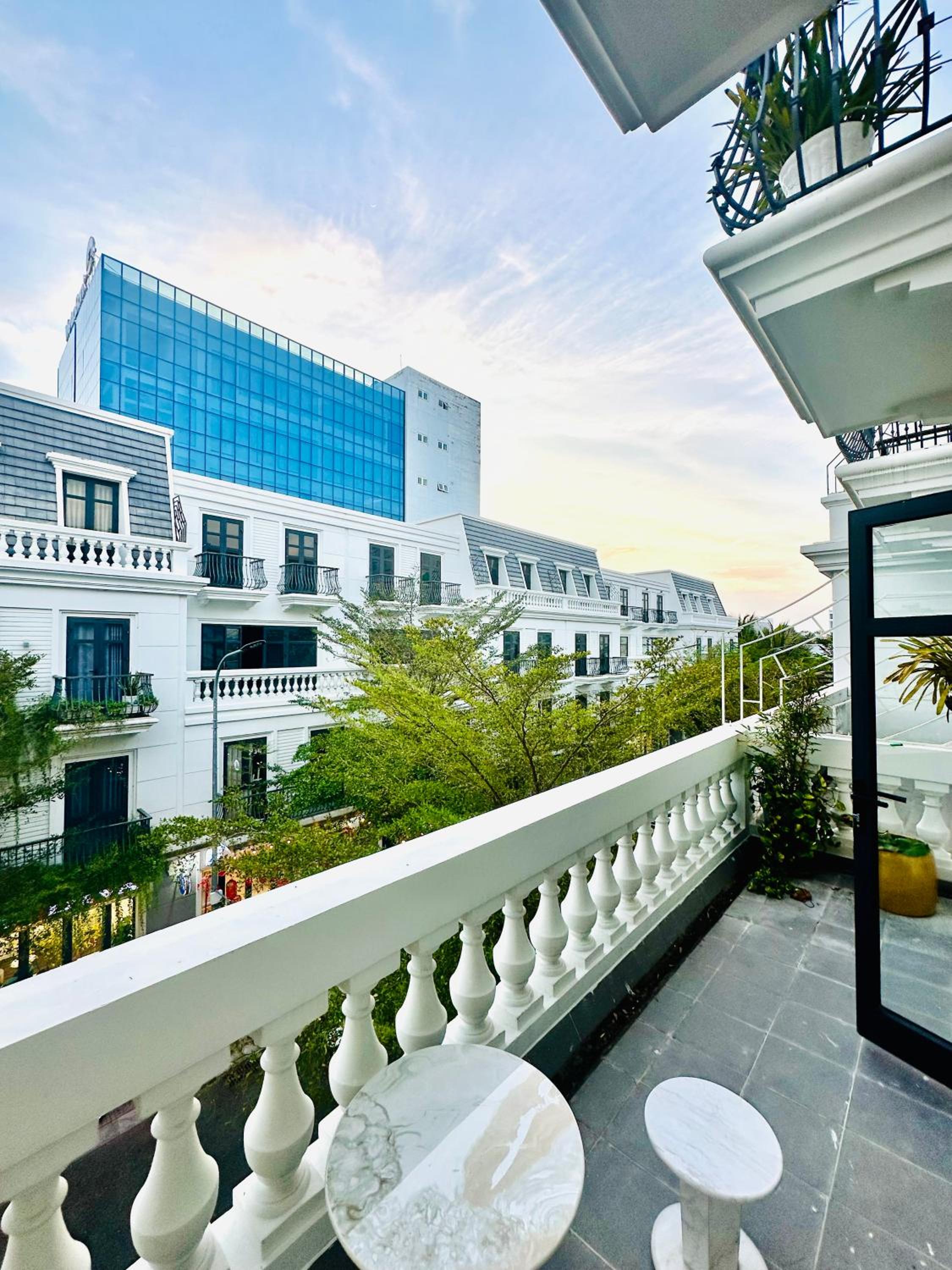 Twin Room with City View - Photo 9