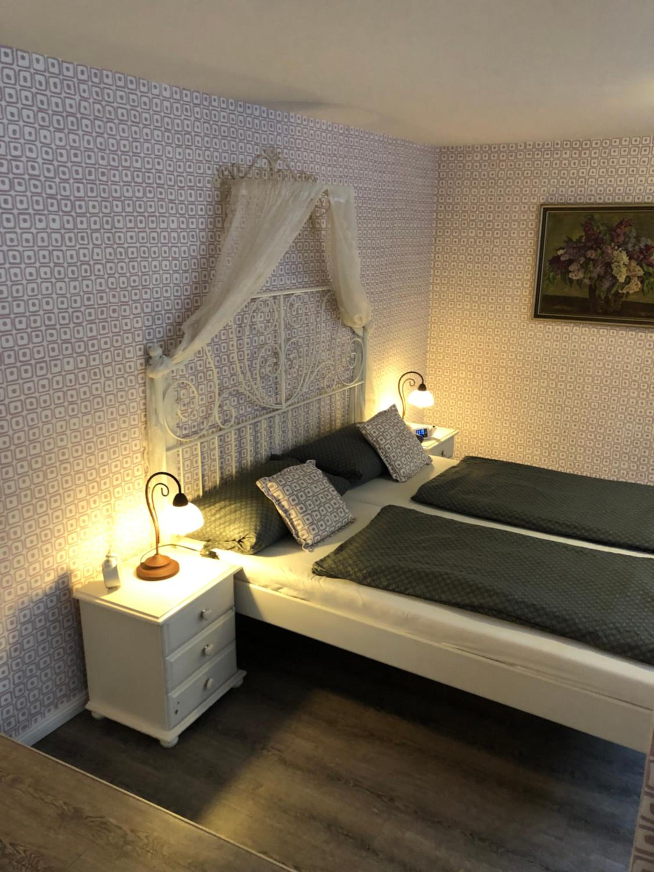 One-Bedroom Apartment - Photo 1
