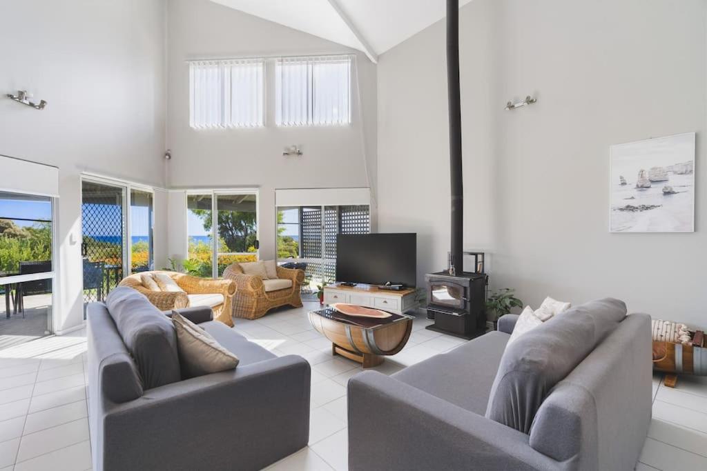 Five-Bedroom House photo 1