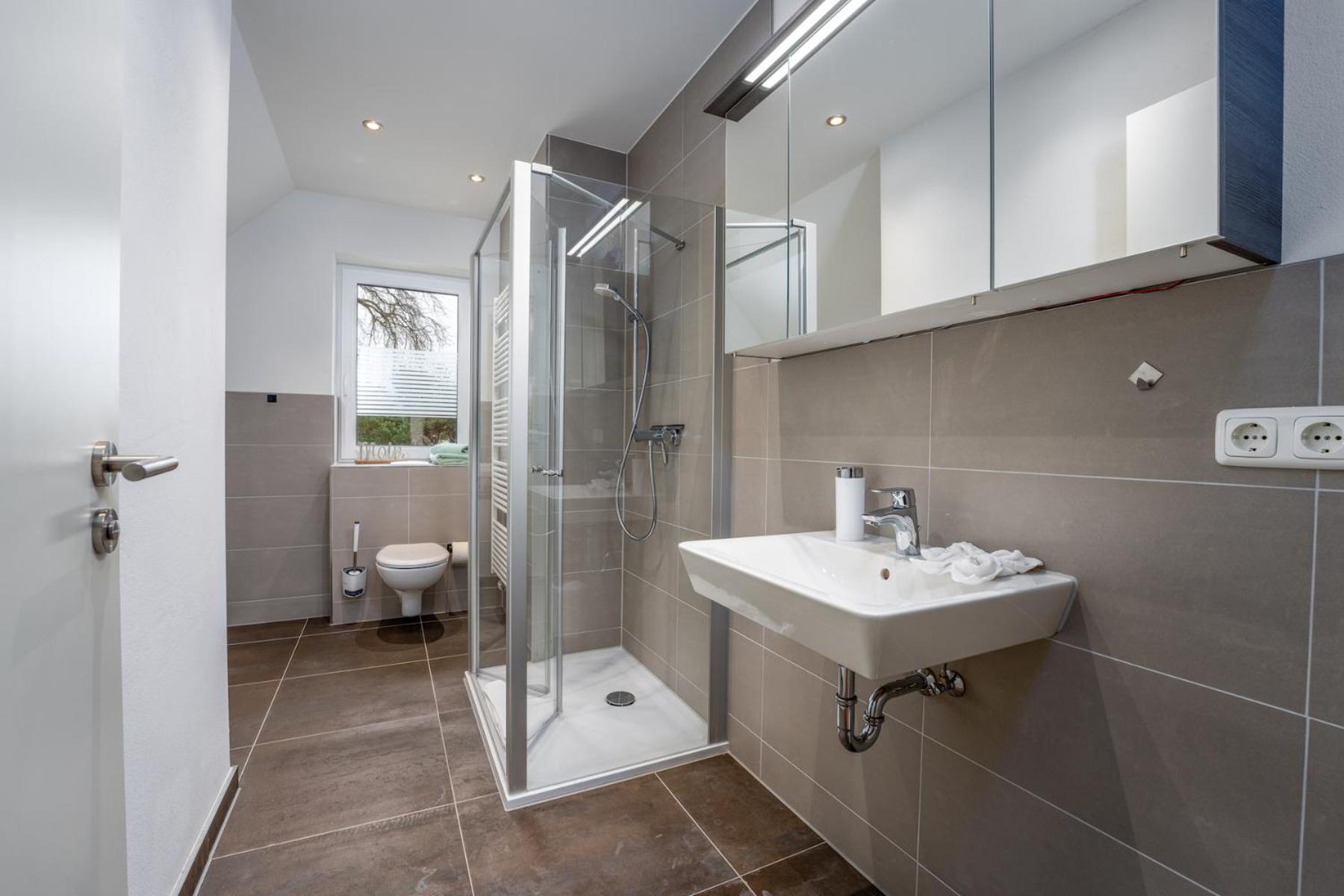 Two-Bedroom Apartment with Shower  photo 2