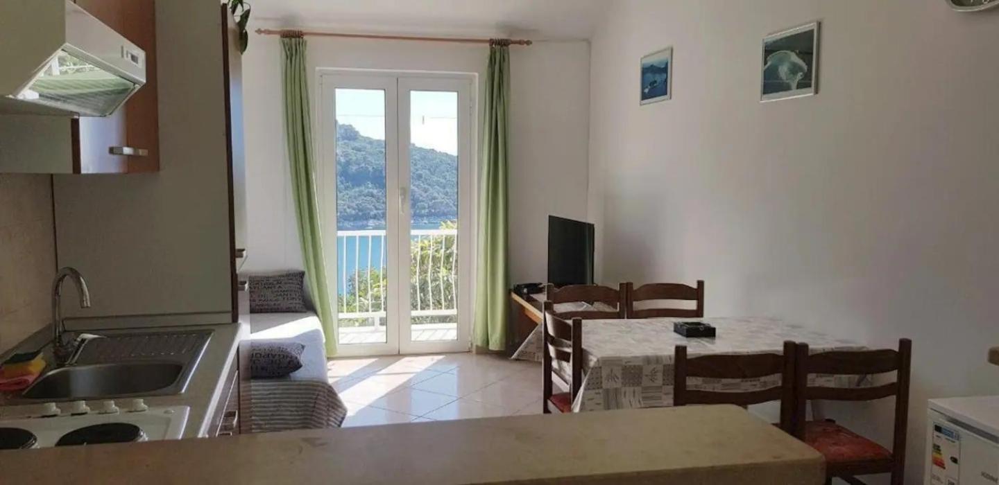 Two-Bedroom Apartment with Balcony and Sea View photo 3