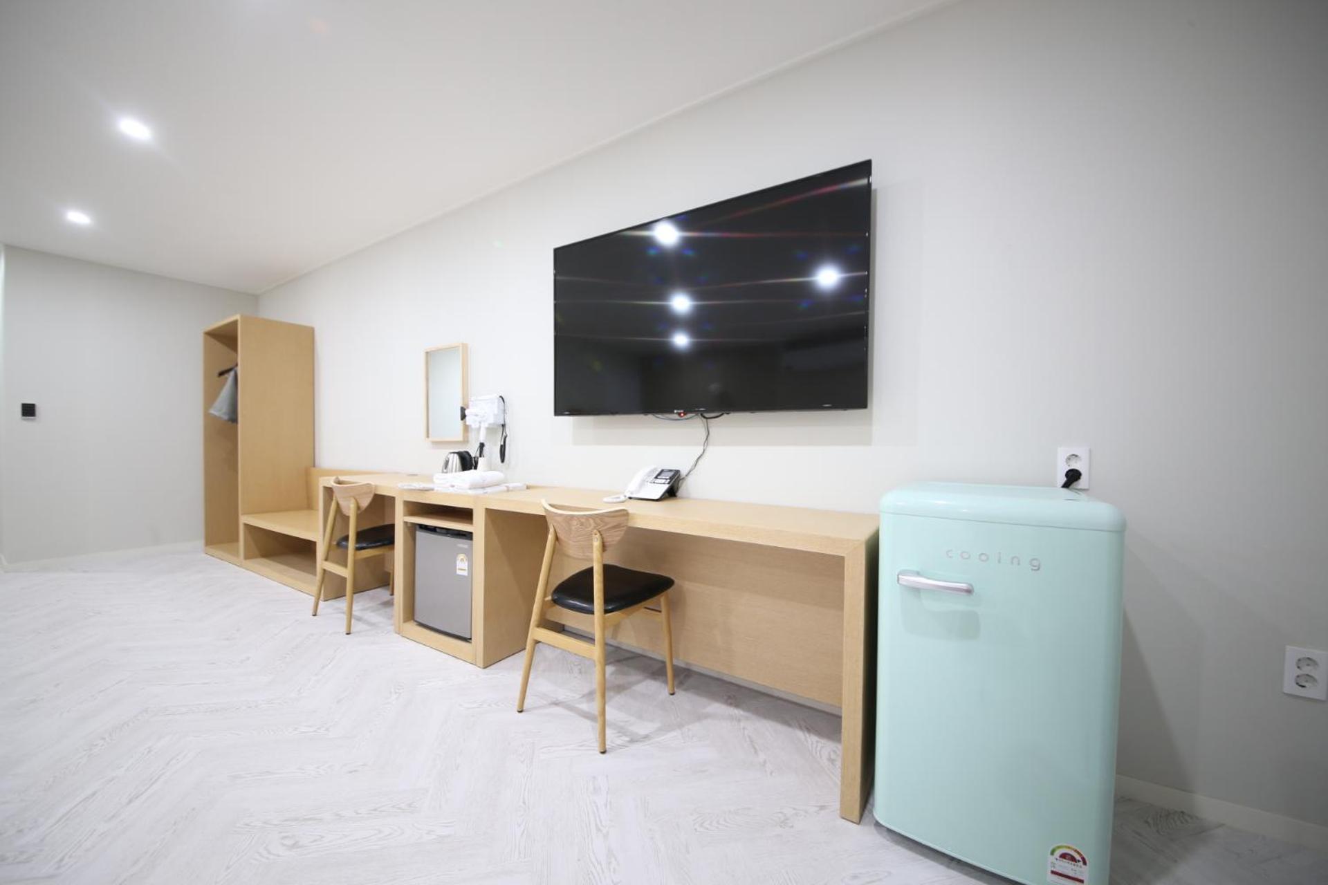 Family Room with Private Bathroom photo 2
