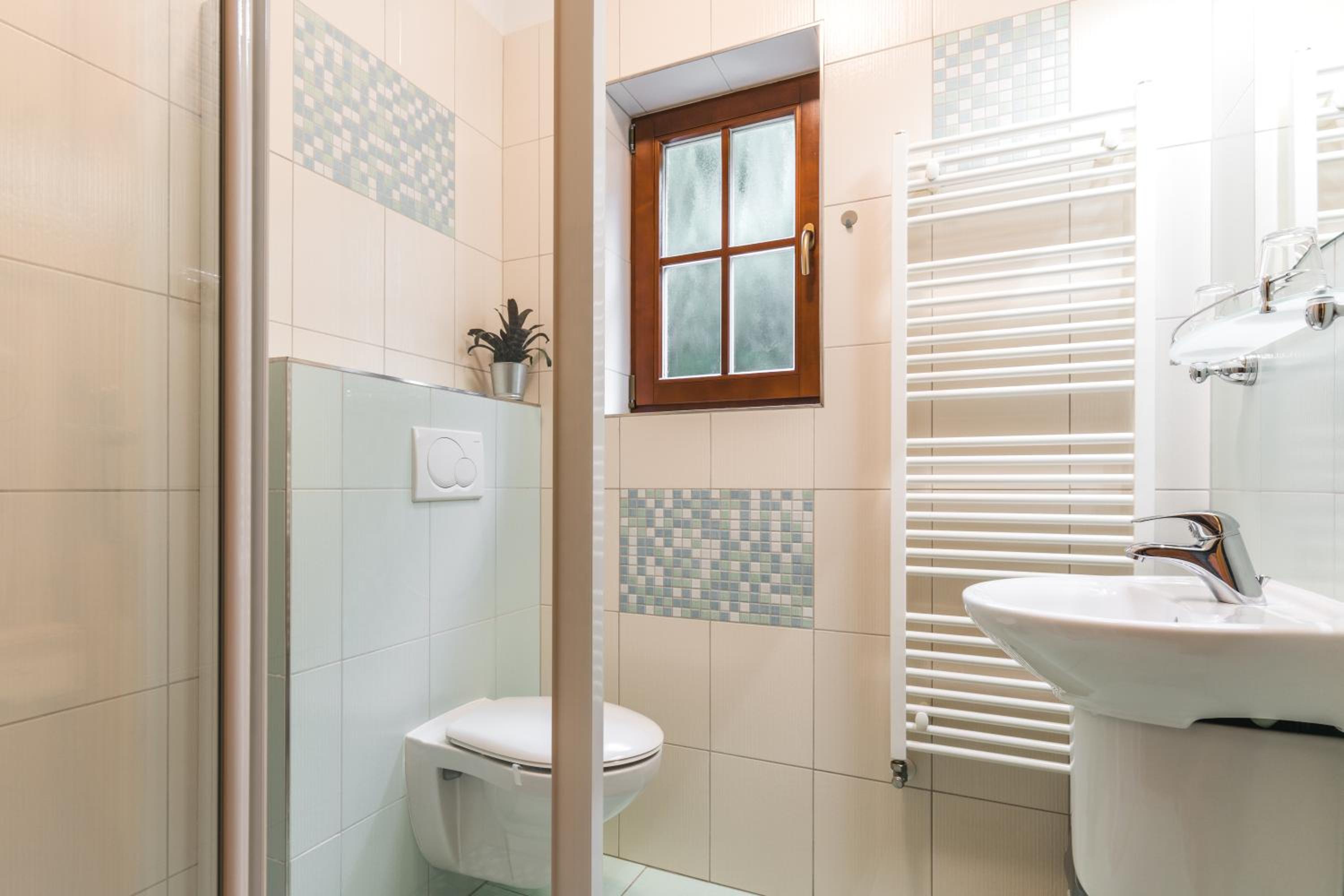 Twin Room with Bathroom - No Parking - Photo 9