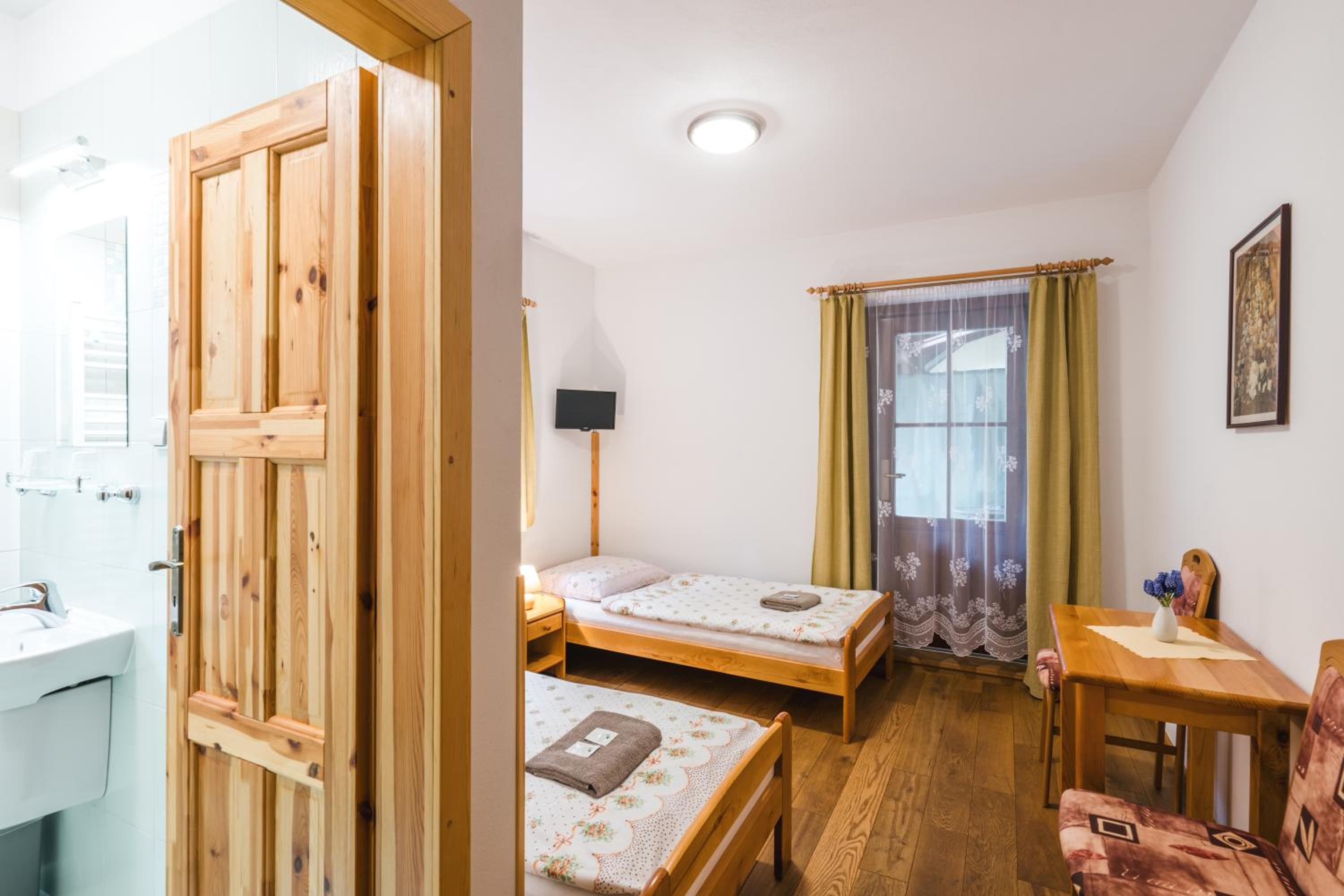 Twin Room with Bathroom - No Parking - Photo 4