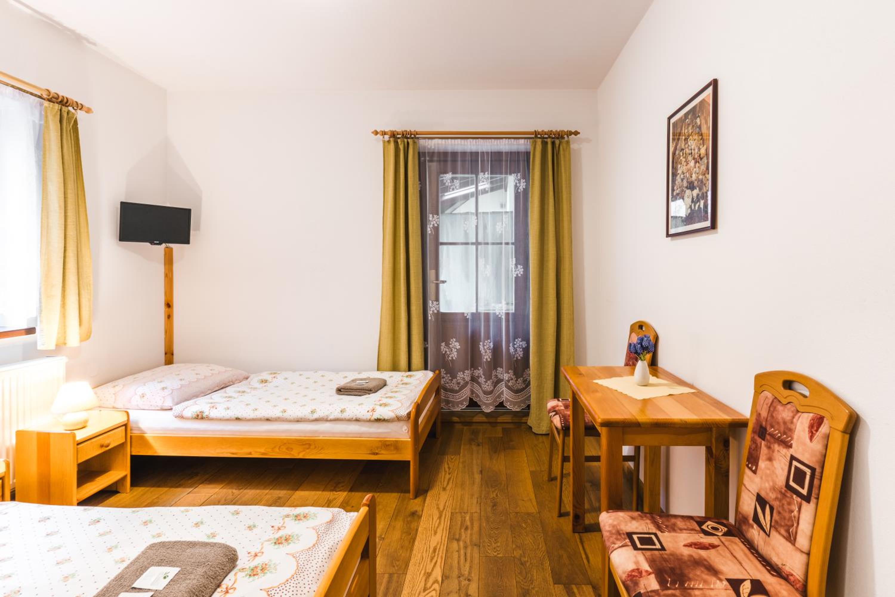 Twin Room with Bathroom - No Parking - Photo 6