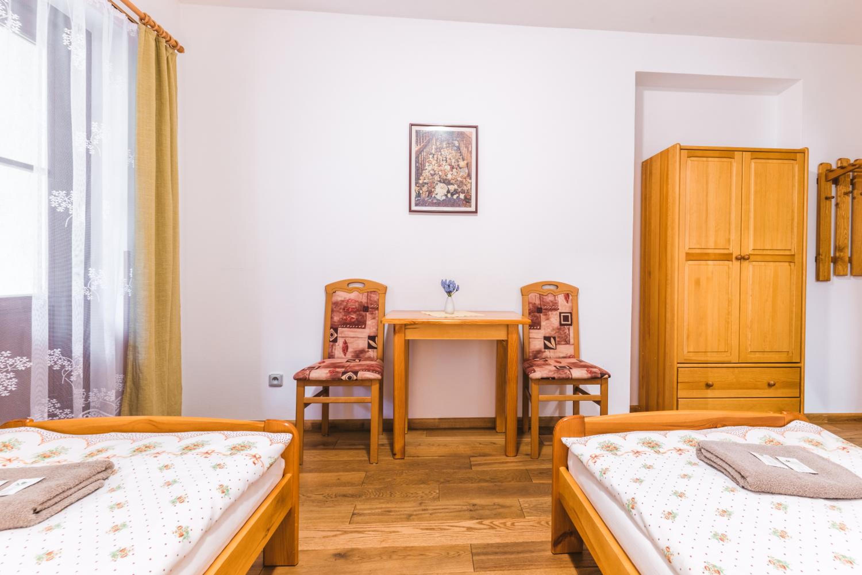 Twin Room with Bathroom - No Parking - Photo 8