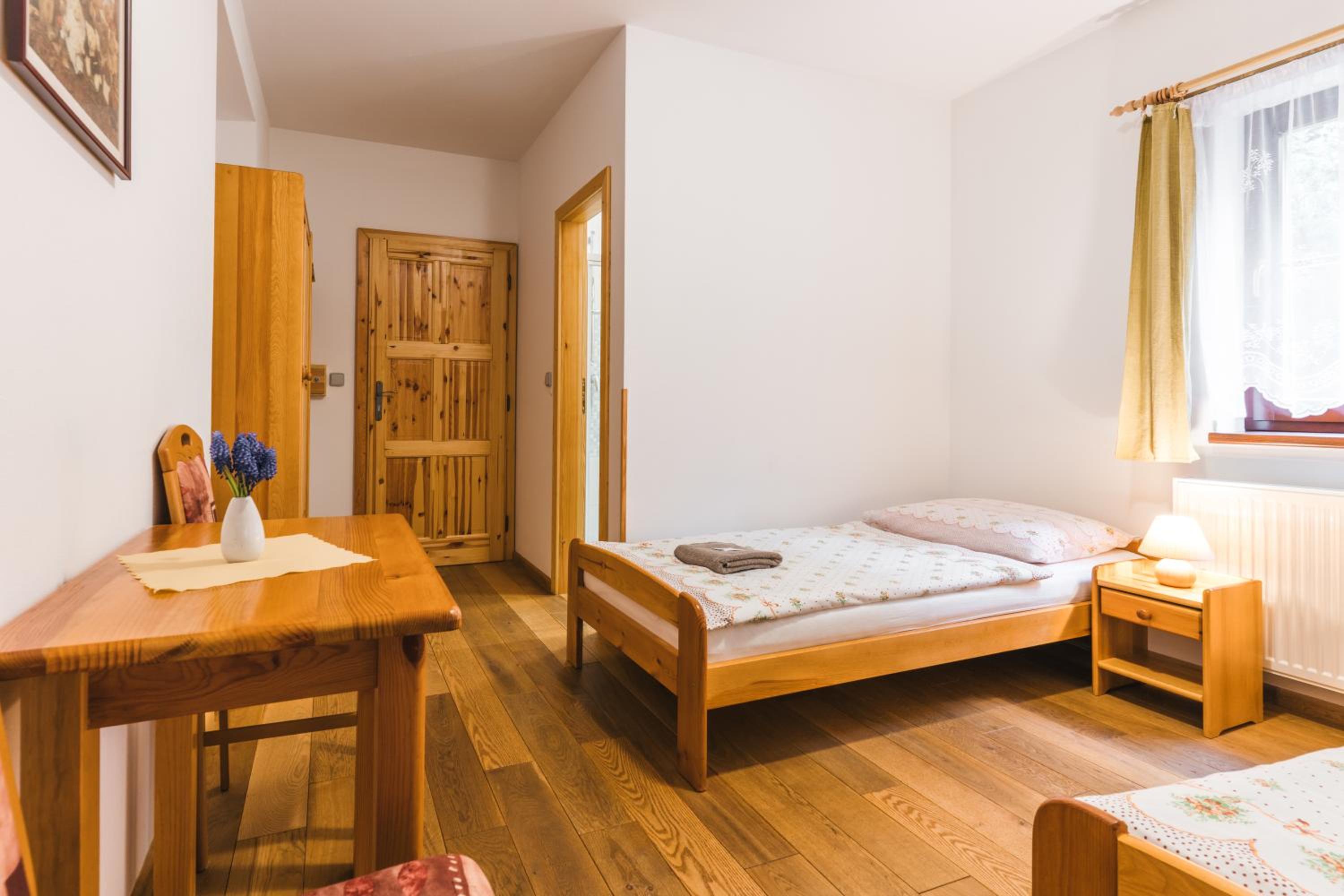 Twin Room with Bathroom - No Parking - Photo 7
