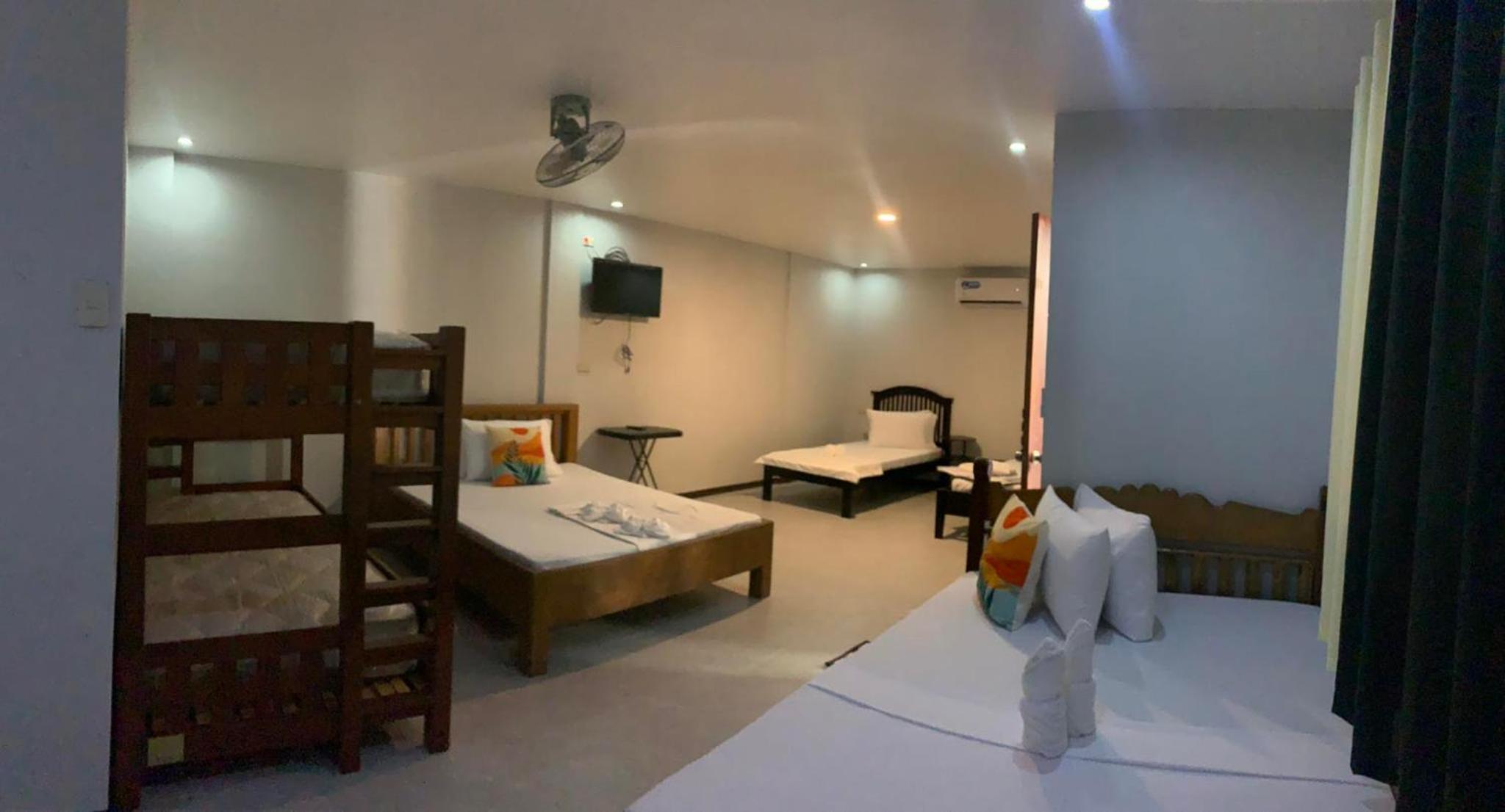Quadruple Room with Private Bathroom photo 2