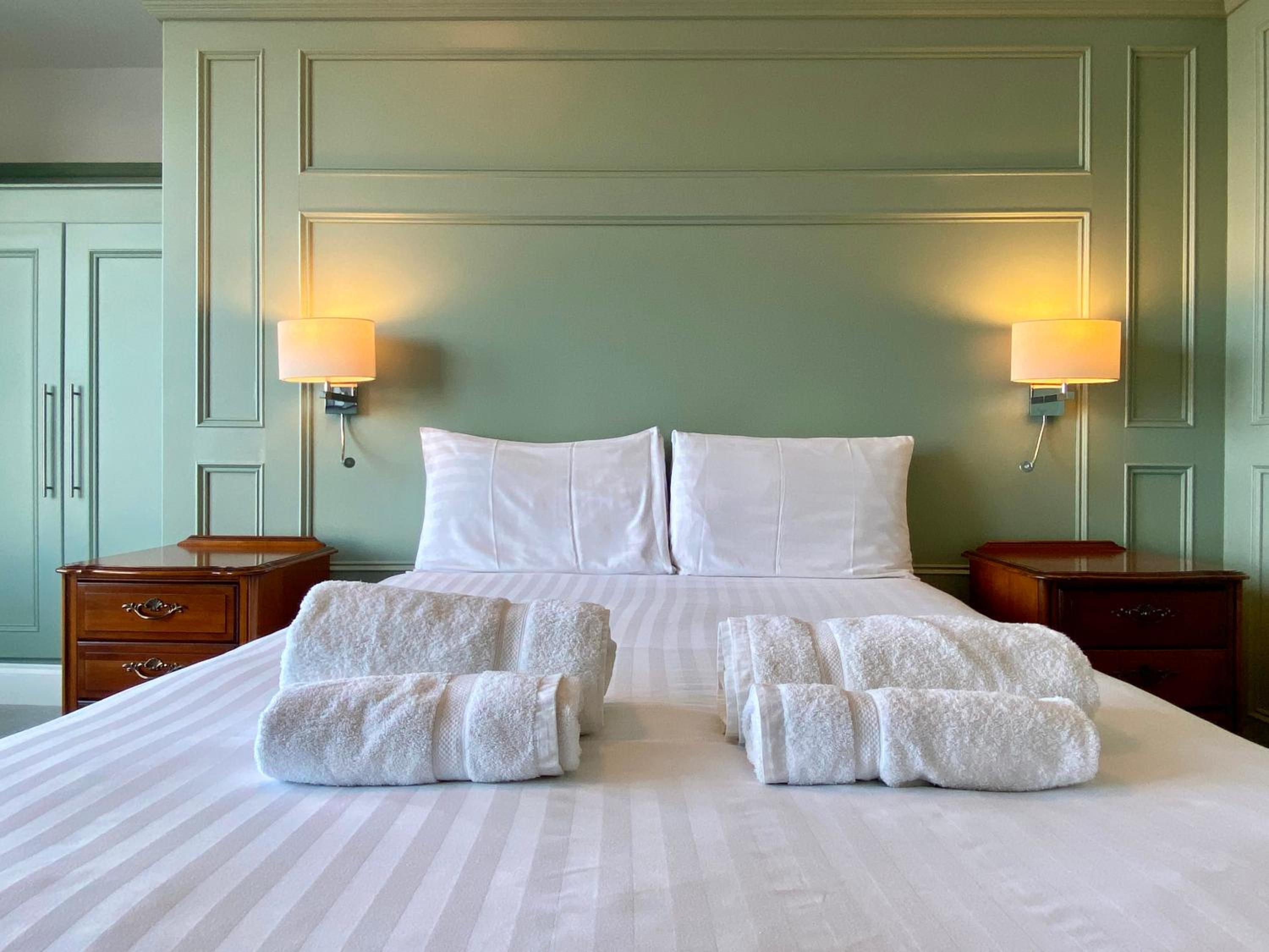 Deluxe Double Room with Side Sea View - Photo 8