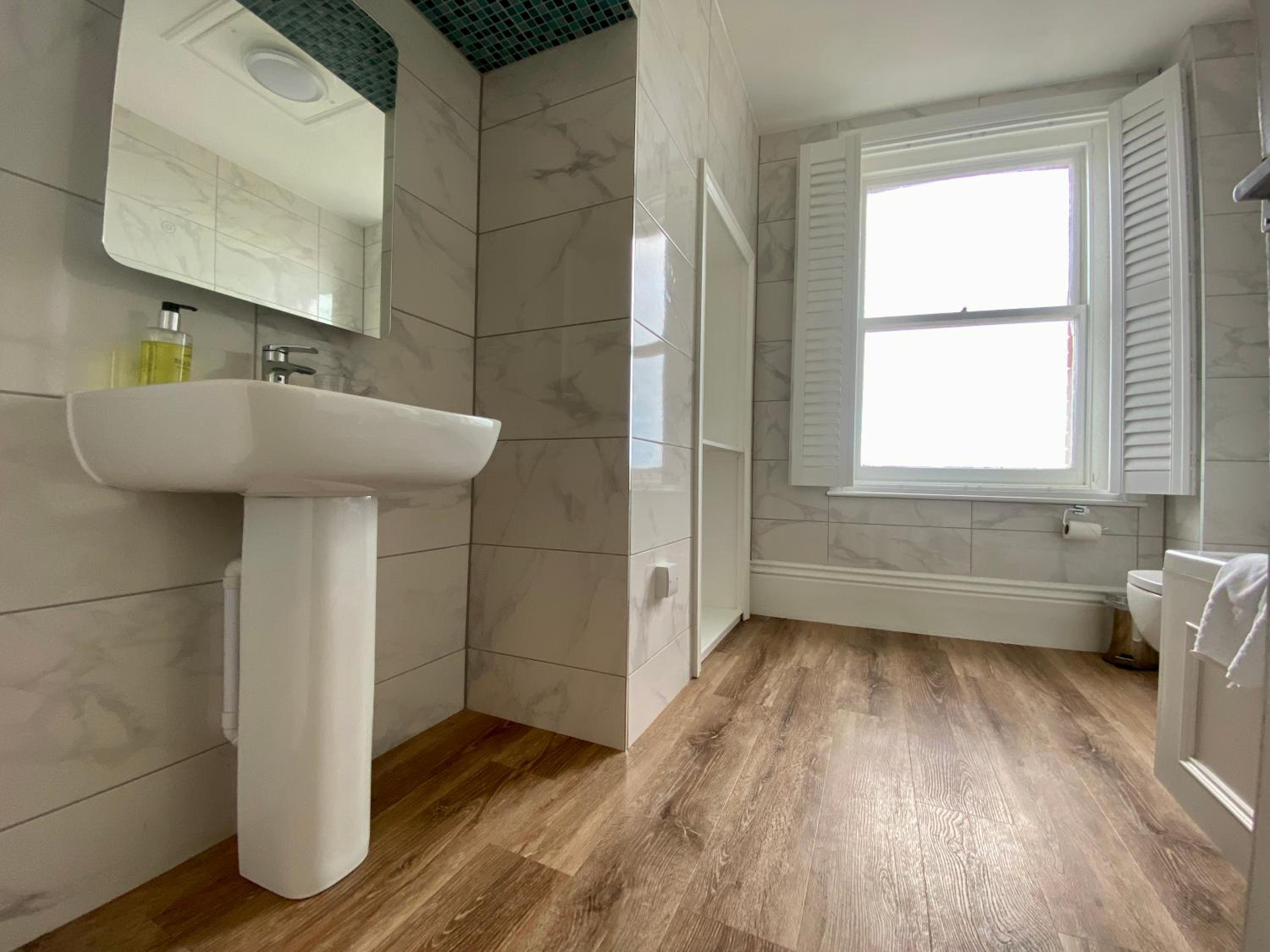 Deluxe Double Room with Side Sea View - Photo 13